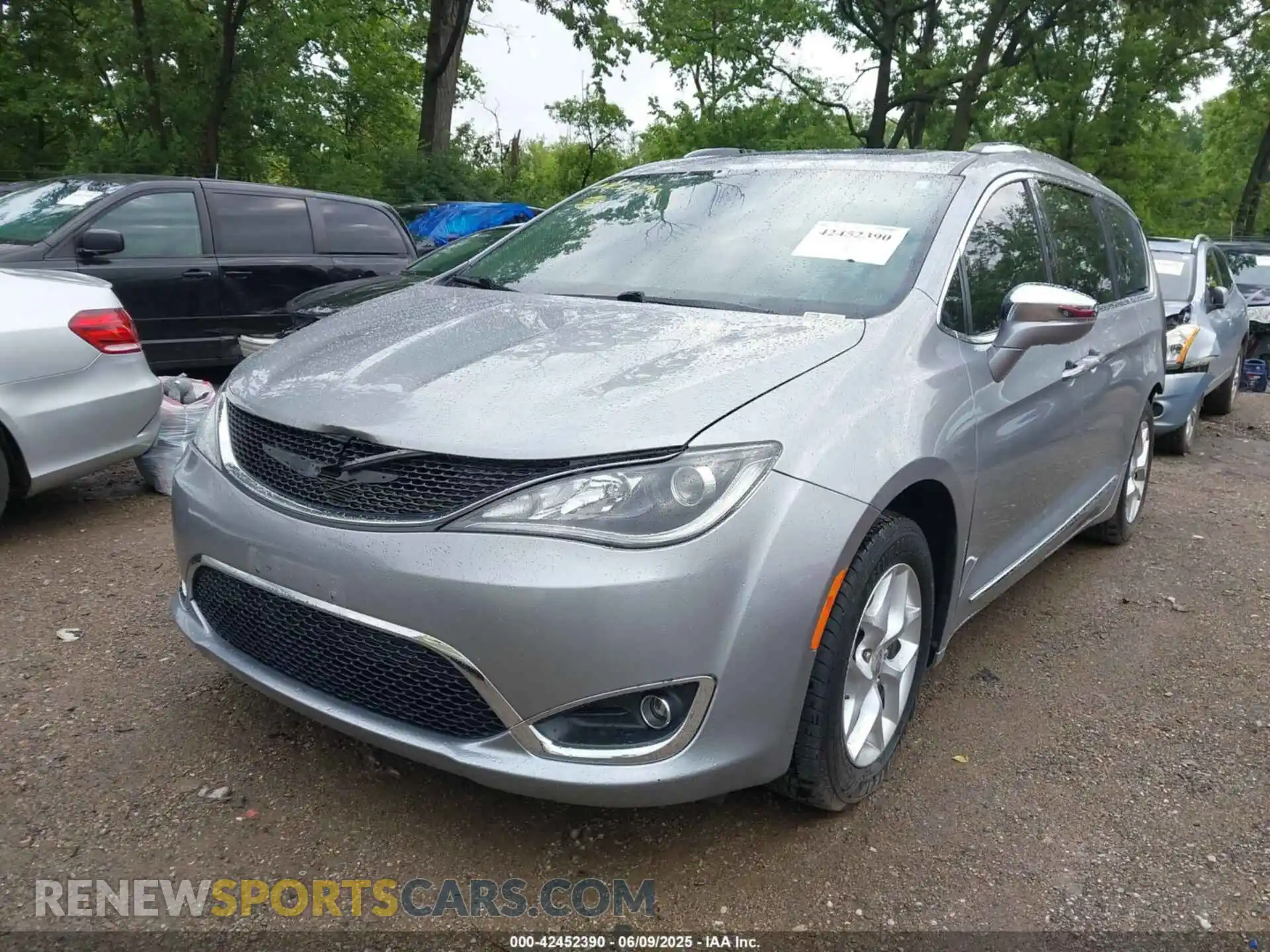 2 Photograph of a damaged car 2C4RC1GG2LR125406 CHRYSLER PACIFICA 2020
