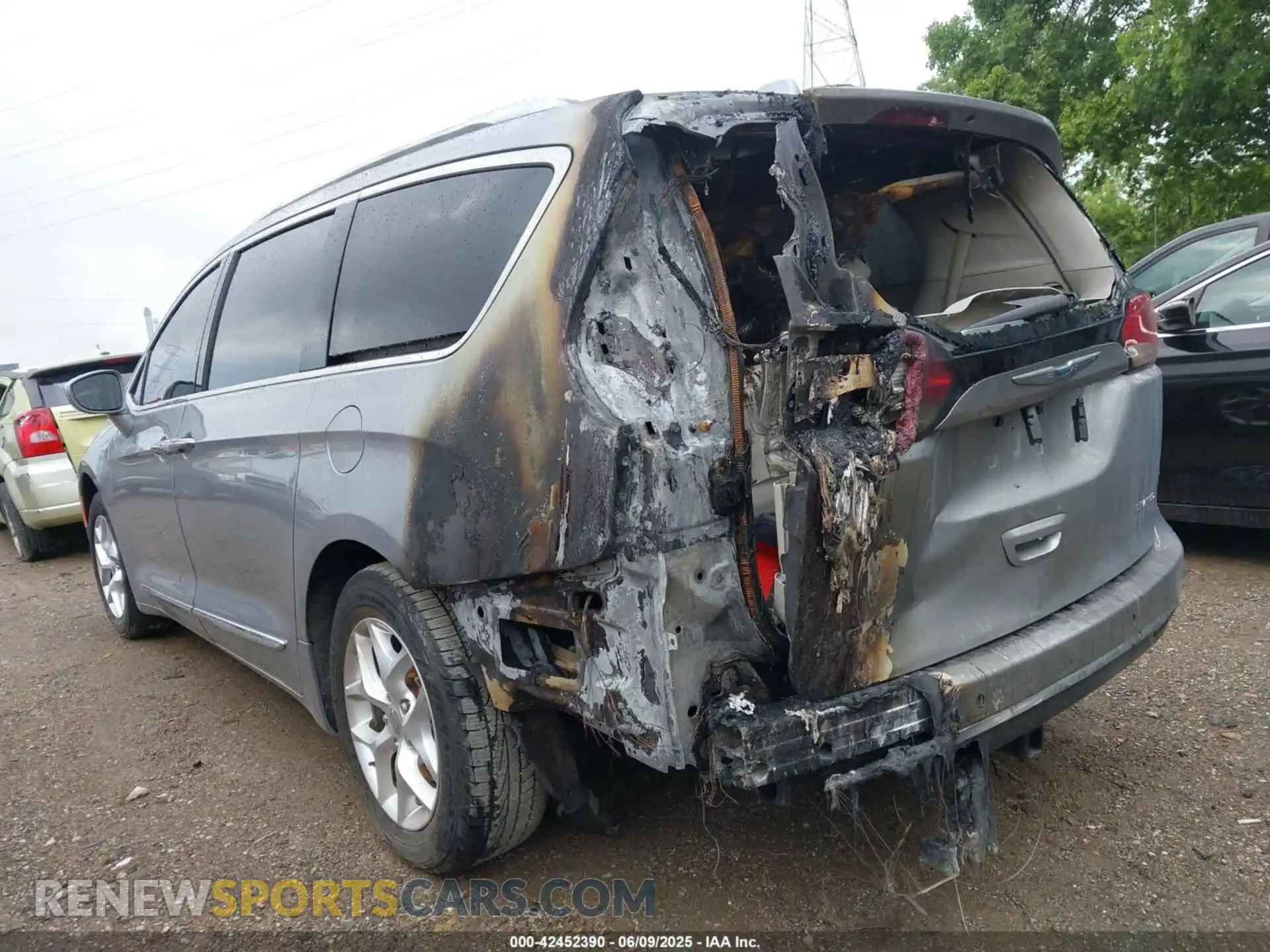 3 Photograph of a damaged car 2C4RC1GG2LR125406 CHRYSLER PACIFICA 2020