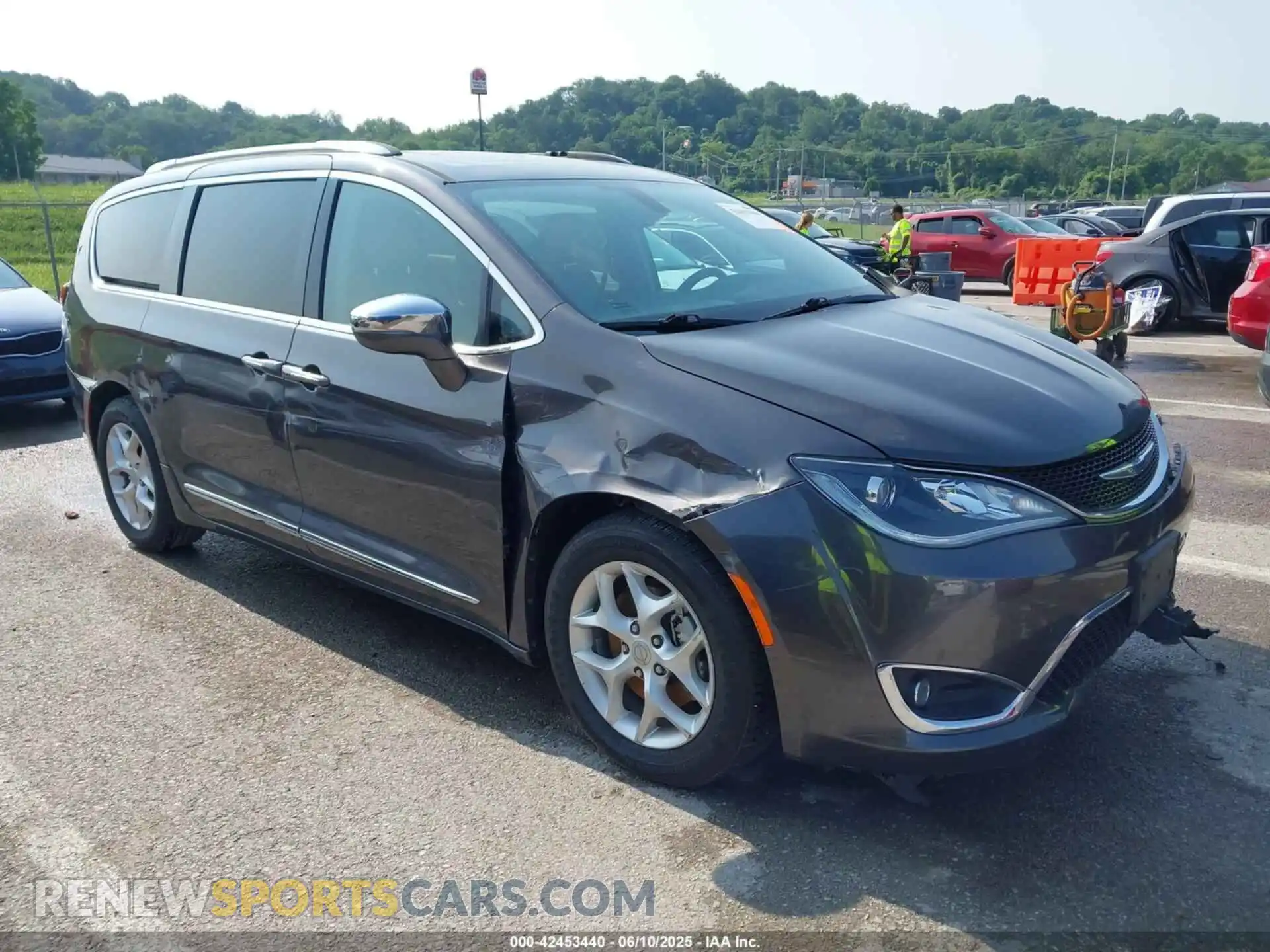 1 Photograph of a damaged car 2C4RC1GG3LR283933 CHRYSLER PACIFICA 2020