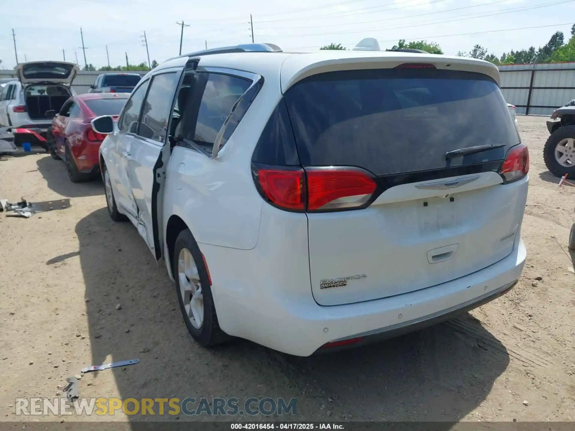 3 Photograph of a damaged car 2C4RC1GG6LR171708 CHRYSLER PACIFICA 2020