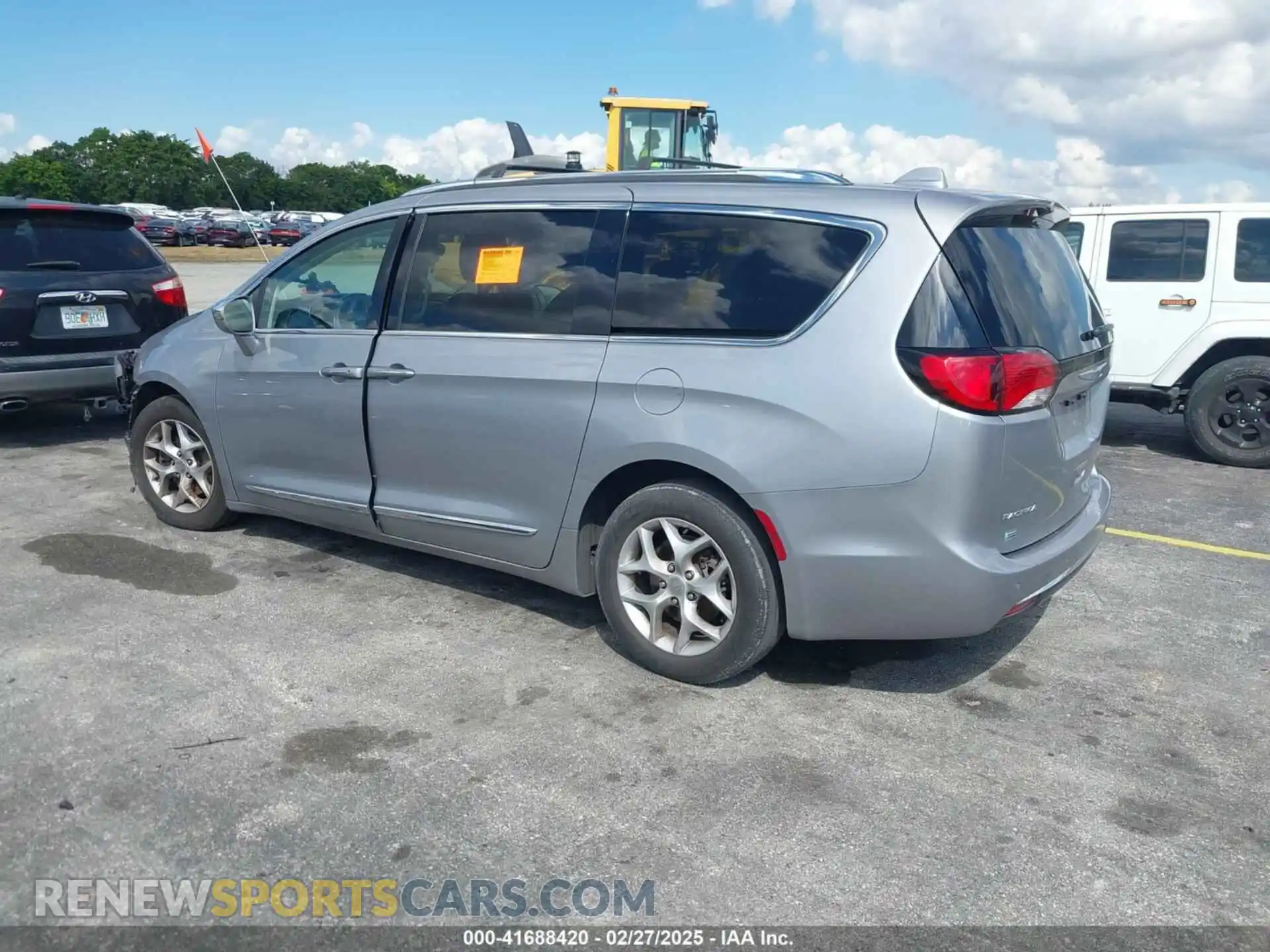 3 Photograph of a damaged car 2C4RC1GG6LR272828 CHRYSLER PACIFICA 2020
