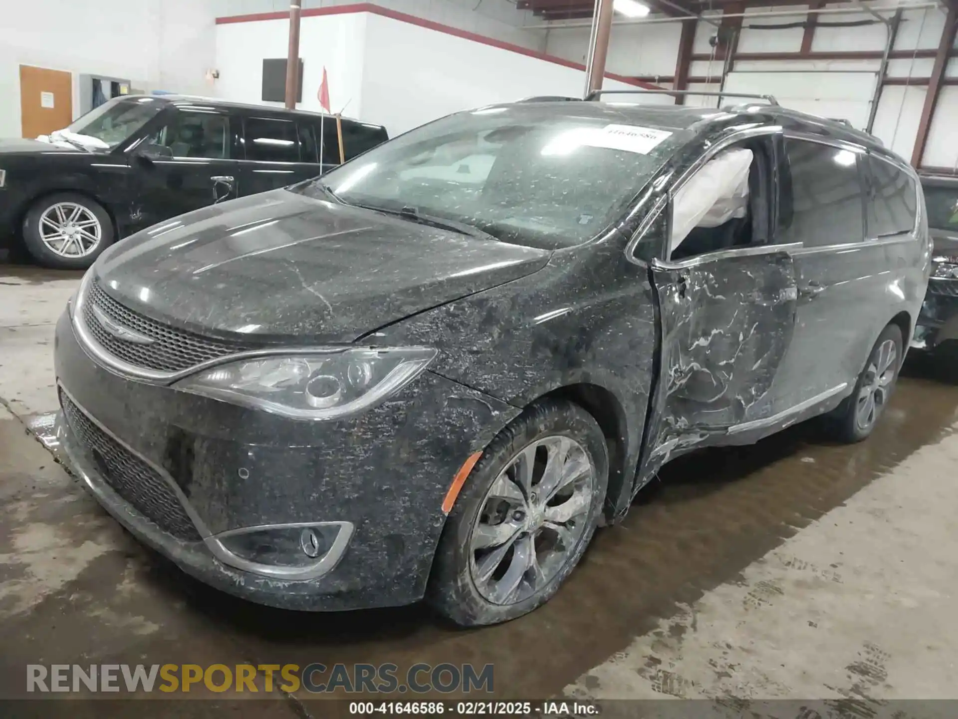 2 Photograph of a damaged car 2C4RC1GG8LR116211 CHRYSLER PACIFICA 2020