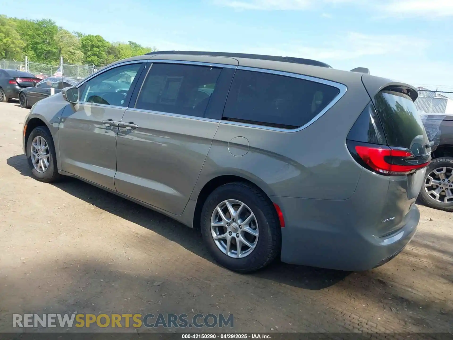 3 Photograph of a damaged car 2C4RC1BG3NR168565 CHRYSLER PACIFICA 2022