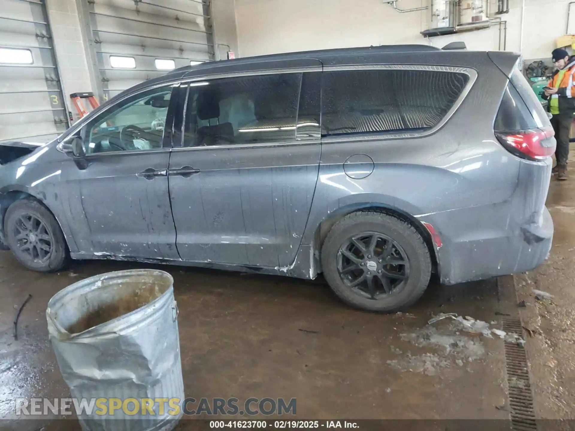 3 Фотография поврежденного автомобиля 2C4RC1BG8NR122309 CHRYSLER PACIFICA 2022