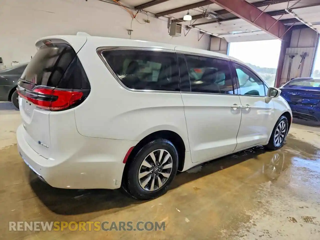3 Фотография поврежденного автомобиля 2C4RC1L71NR164237 CHRYSLER PACIFICA 2022