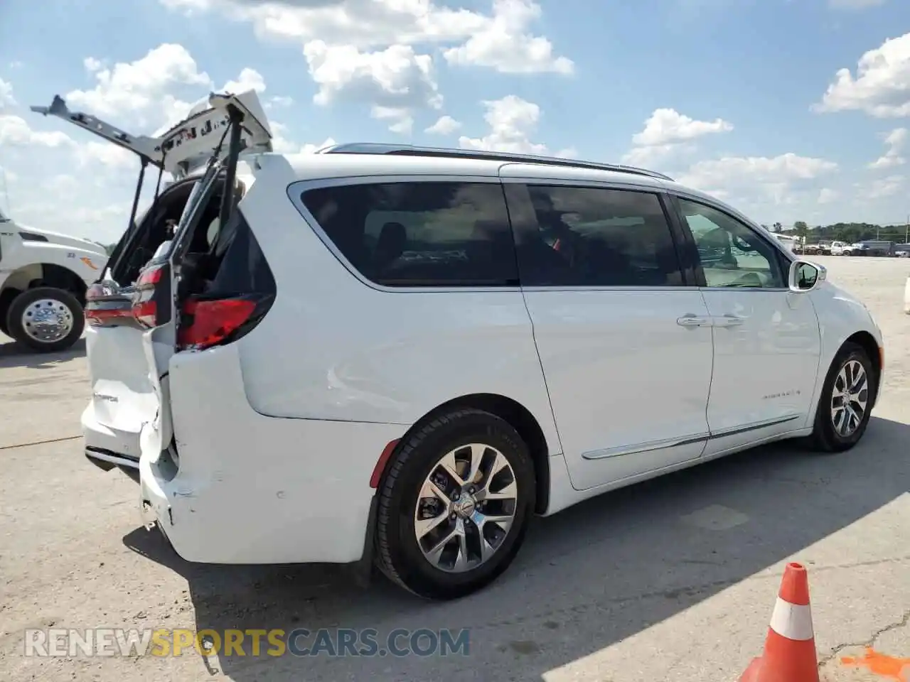 3 Photograph of a damaged car 2C4RC1N75NR140245 CHRYSLER PACIFICA 2022