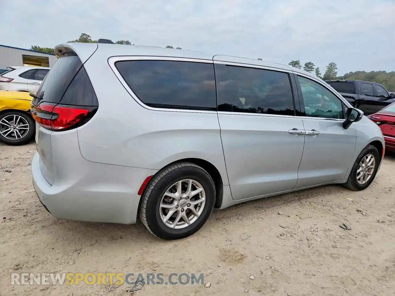 3 Photograph of a damaged car 2C4RC1BG5PR517101 CHRYSLER PACIFICA 2023