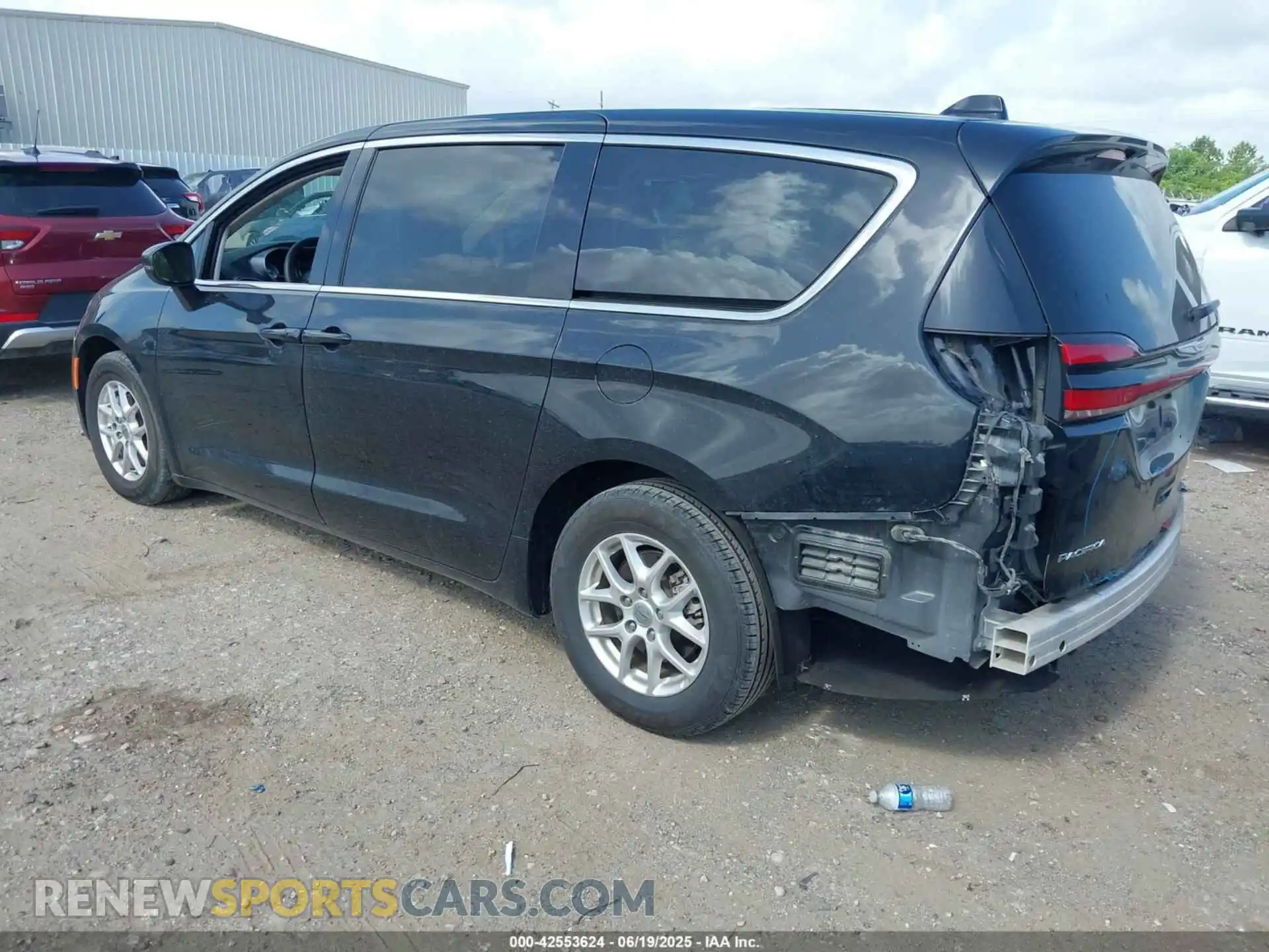 3 Photograph of a damaged car 2C4RC1BG6PR628076 CHRYSLER PACIFICA 2023