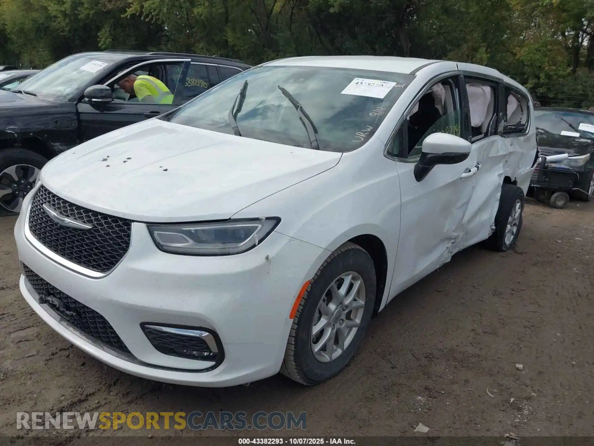 2 Photograph of a damaged car 2C4RC1BG8PR515875 CHRYSLER PACIFICA 2023