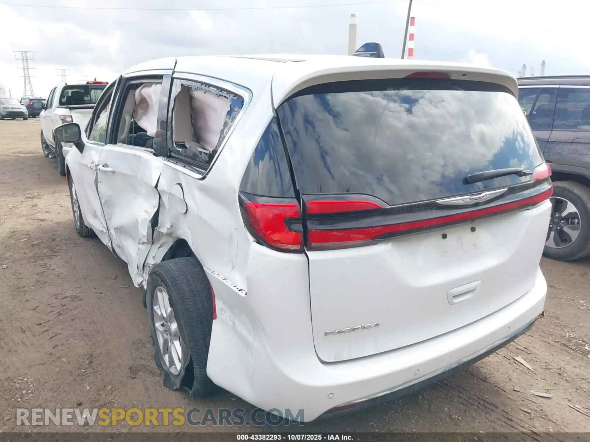 3 Photograph of a damaged car 2C4RC1BG8PR515875 CHRYSLER PACIFICA 2023