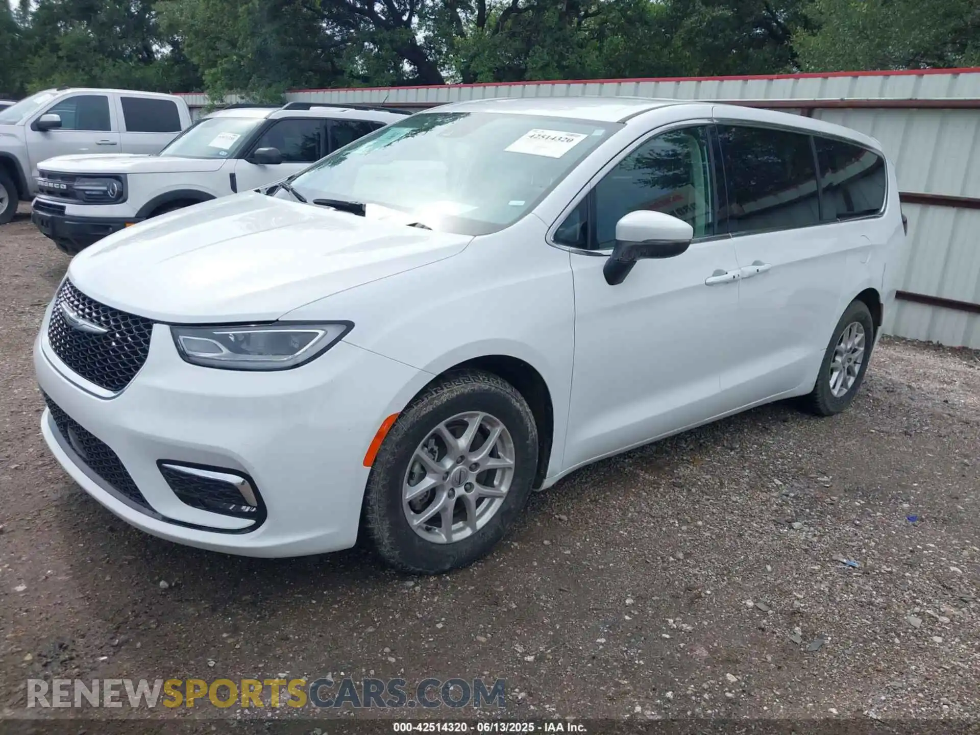 2 Photograph of a damaged car 2C4RC1BG8PR623851 CHRYSLER PACIFICA 2023