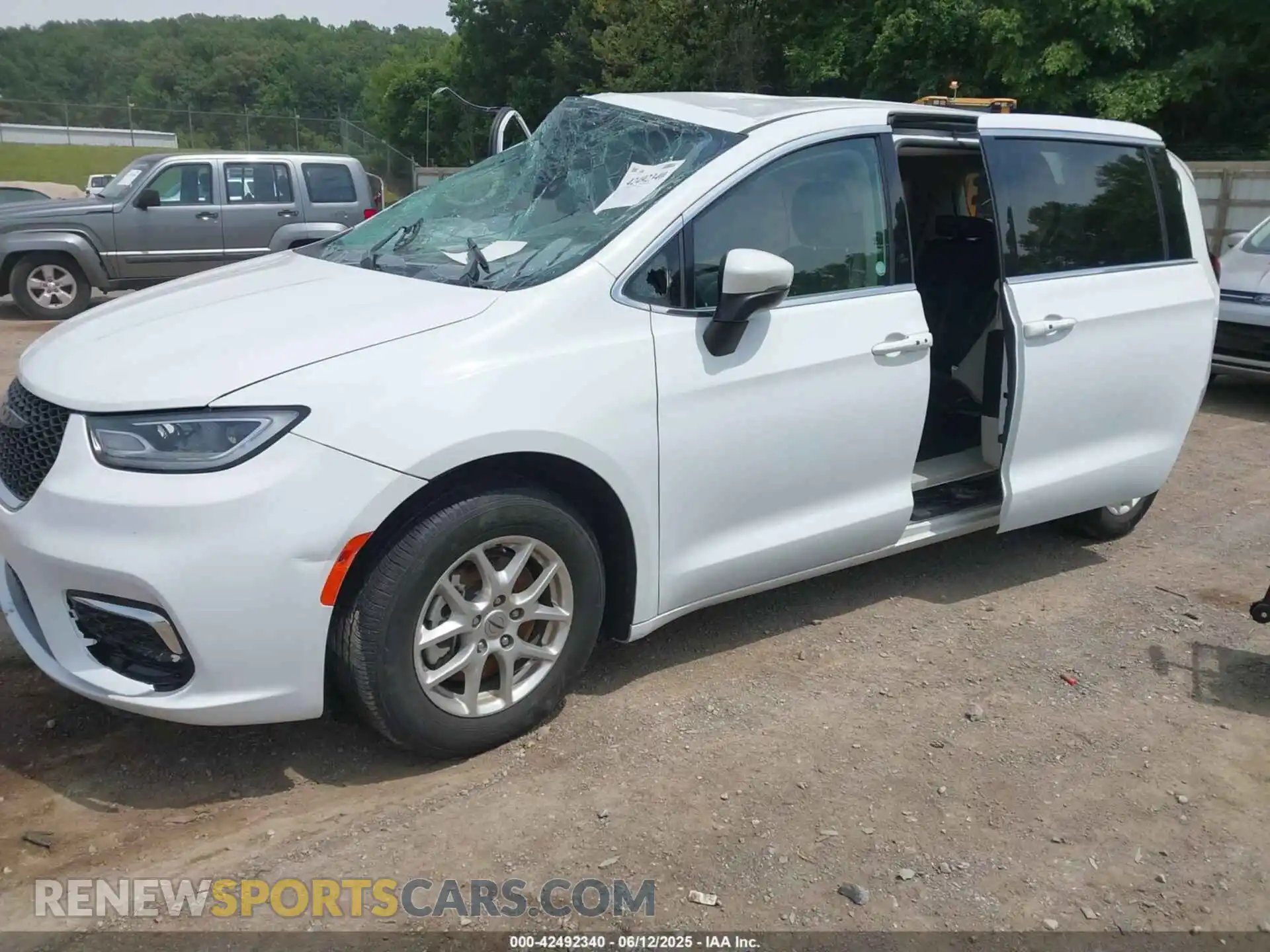 2 Photograph of a damaged car 2C4RC1BGXPR531396 CHRYSLER PACIFICA 2023