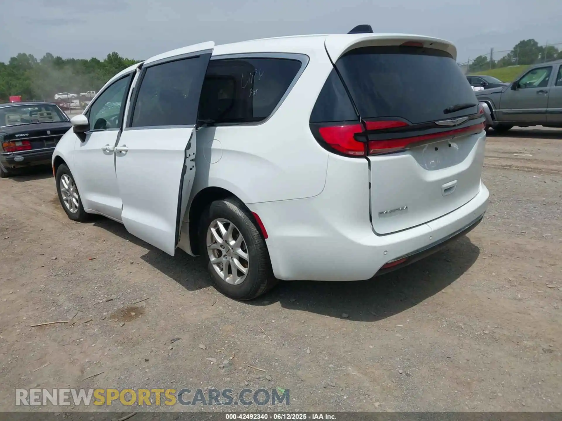3 Photograph of a damaged car 2C4RC1BGXPR531396 CHRYSLER PACIFICA 2023