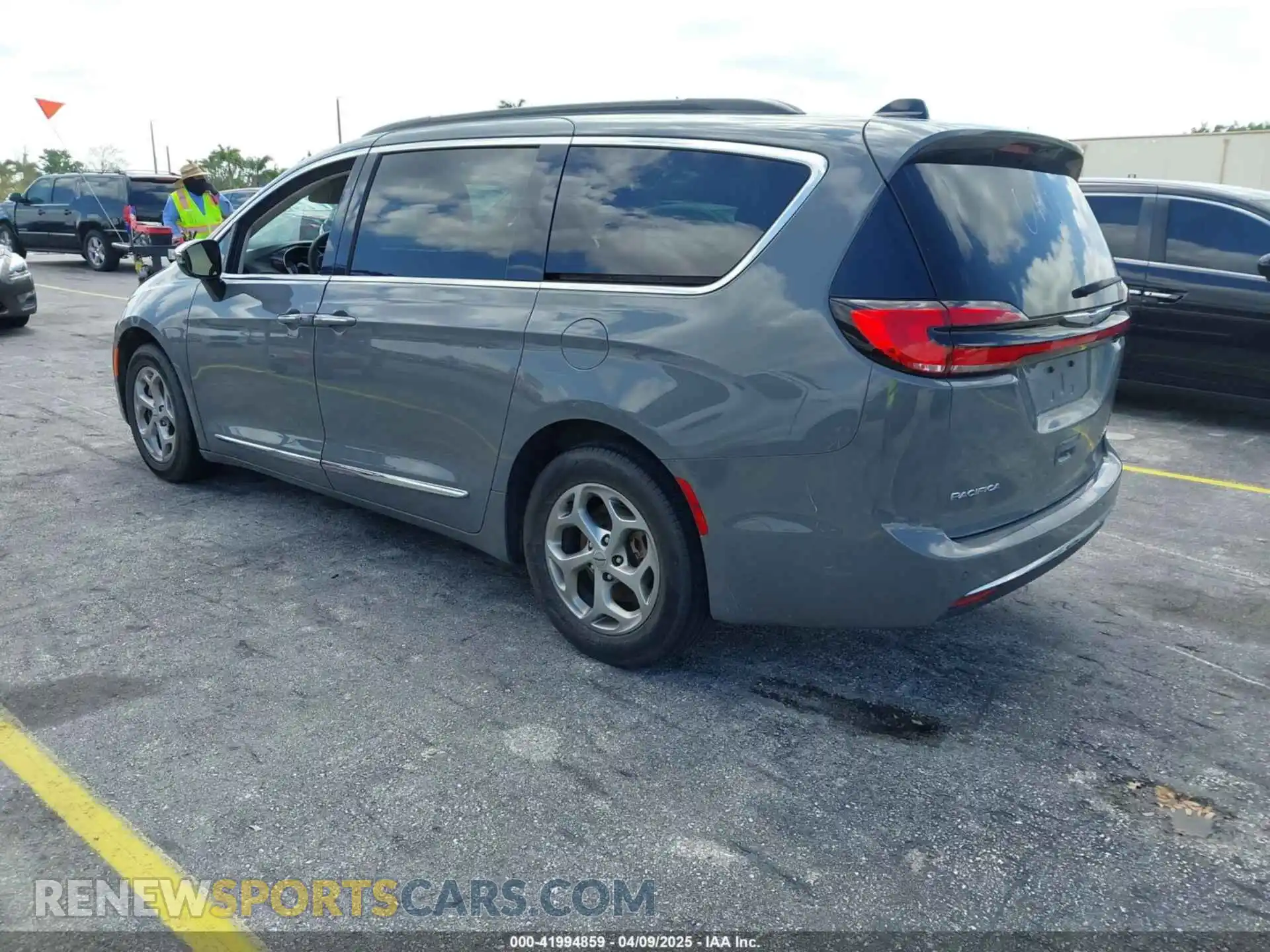 3 Фотография поврежденного автомобиля 2C4RC1GG8PR559478 CHRYSLER PACIFICA 2023