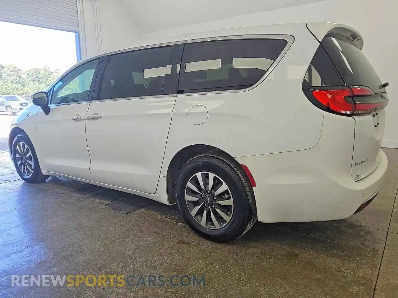 2 Фотография поврежденного автомобиля 2C4RC1L78PR611858 CHRYSLER PACIFICA 2023