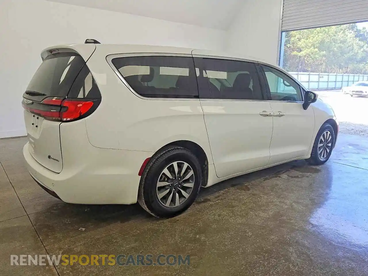 3 Фотография поврежденного автомобиля 2C4RC1L78PR611858 CHRYSLER PACIFICA 2023