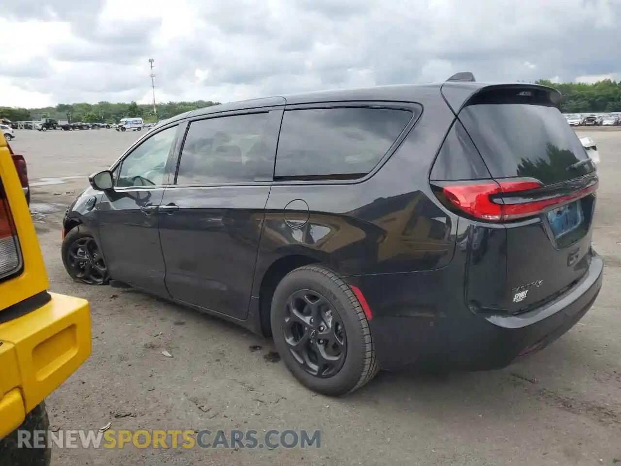 2 Photograph of a damaged car 2C4RC1L7XPR632761 CHRYSLER PACIFICA 2023