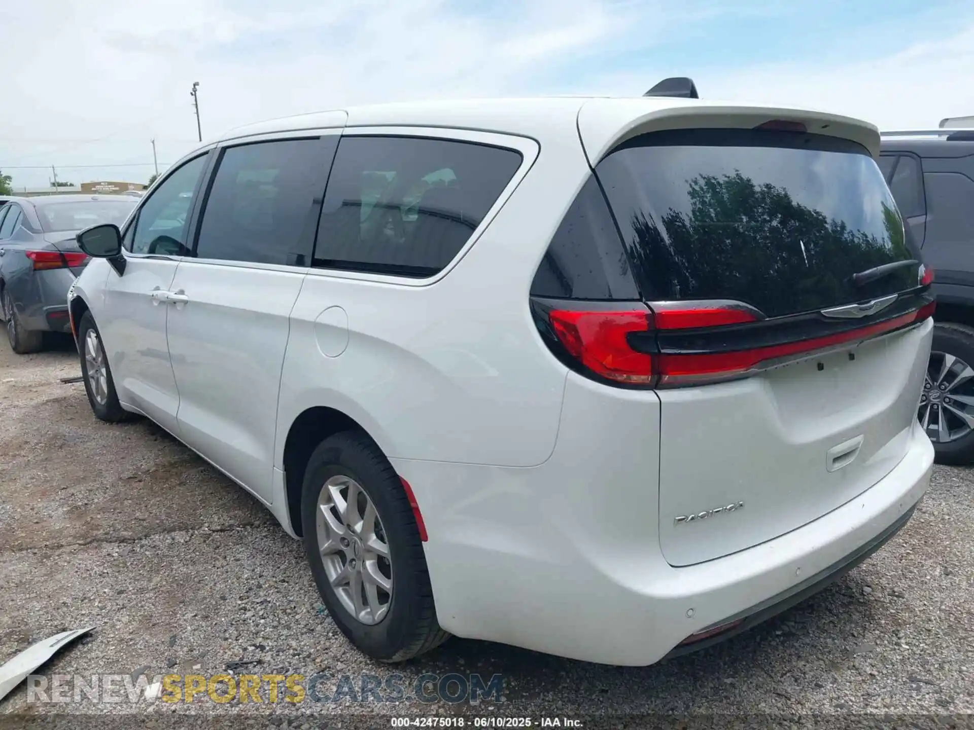 3 Photograph of a damaged car 2C4RC1BG2RR149902 CHRYSLER PACIFICA 2024