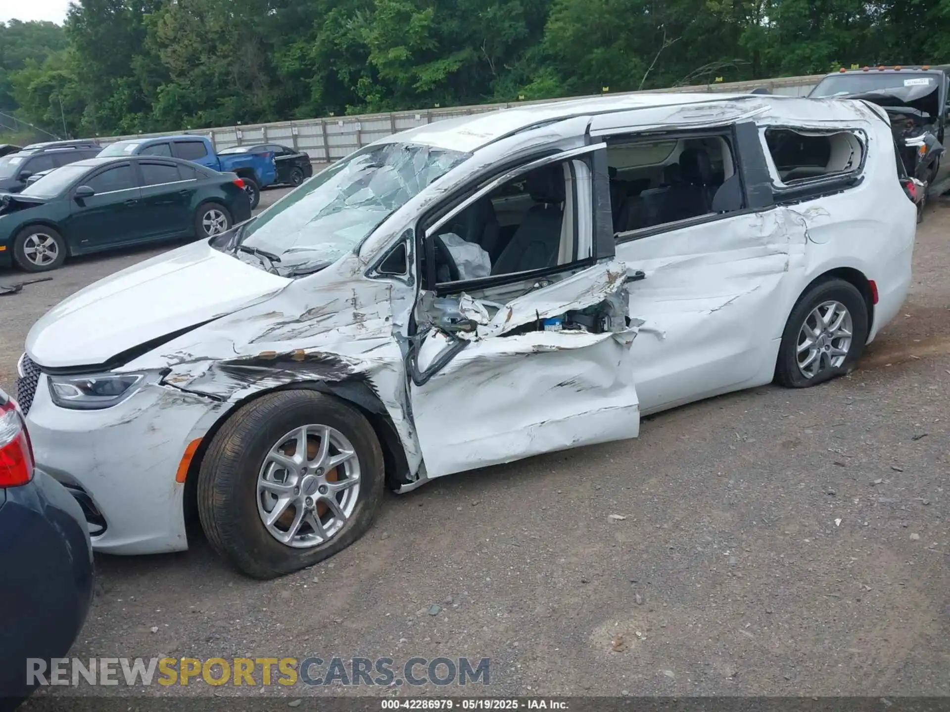 2 Photograph of a damaged car 2C4RC1BG3RR202770 CHRYSLER PACIFICA 2024