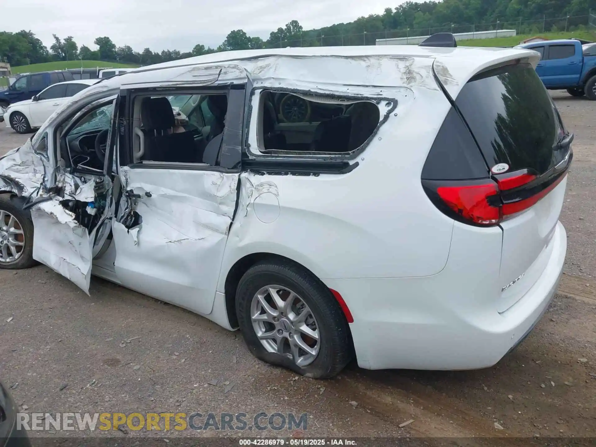 3 Photograph of a damaged car 2C4RC1BG3RR202770 CHRYSLER PACIFICA 2024