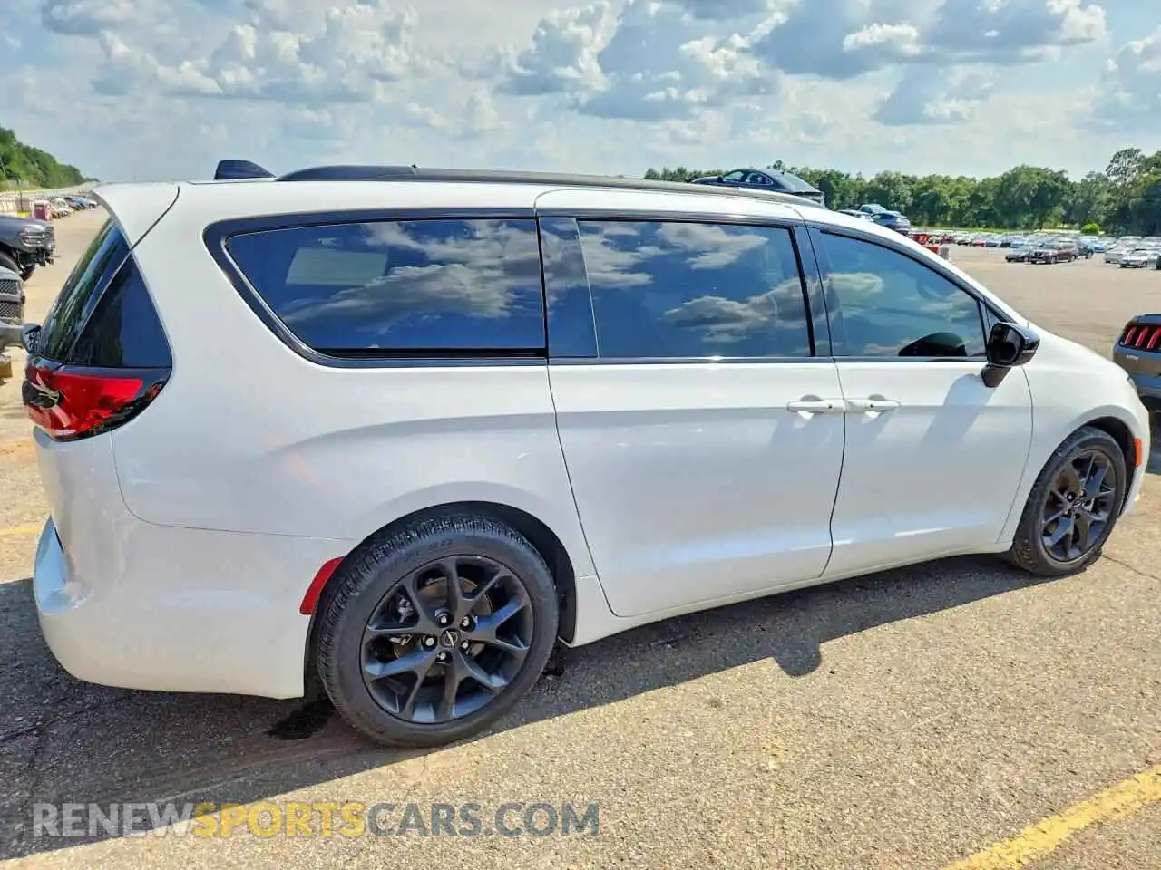 3 Фотография поврежденного автомобиля 2C4RC1GG7RR130416 CHRYSLER PACIFICA 2024