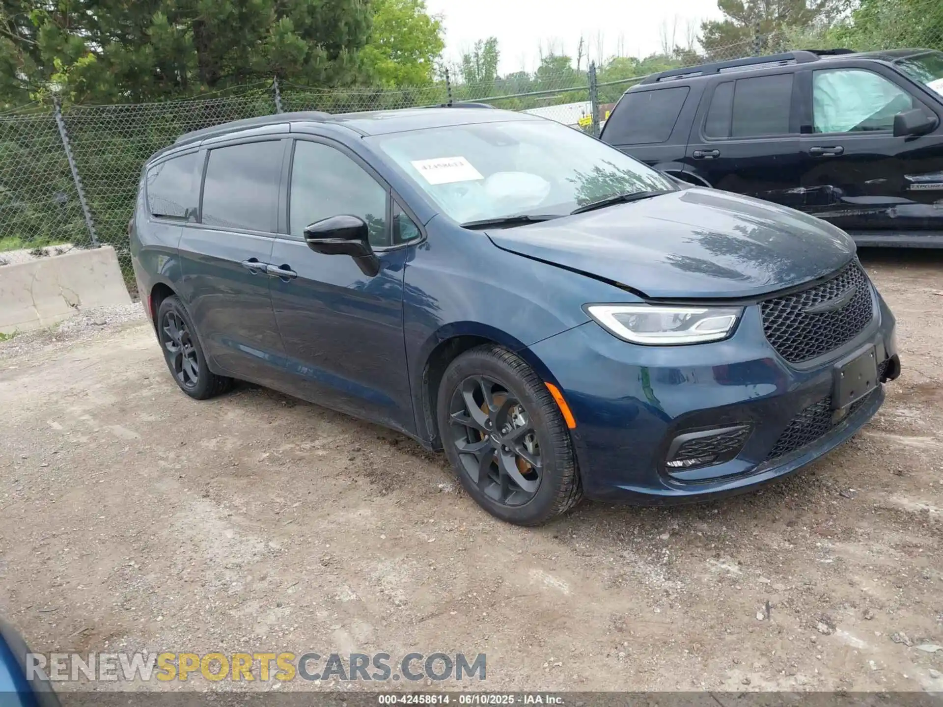 1 Photograph of a damaged car 2C4RC1GG7SR527114 CHRYSLER PACIFICA 2025