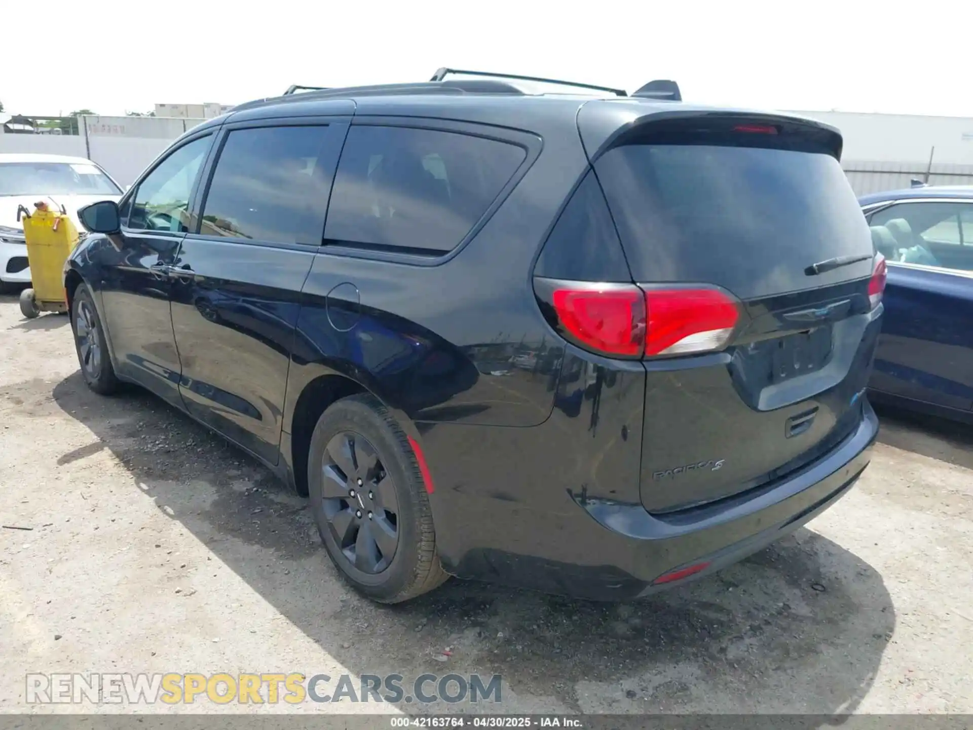 3 Photograph of a damaged car 2C4RC1N70LR199426 CHRYSLER PACIFICA HYBRID 2020