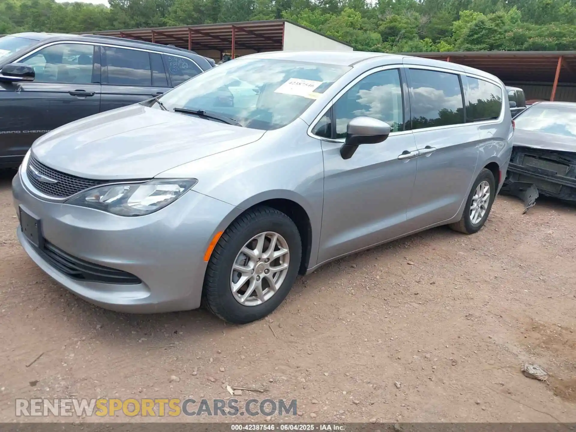 2 Photograph of a damaged car 2C4RC1CG0LR249132 CHRYSLER VOYAGER 2020