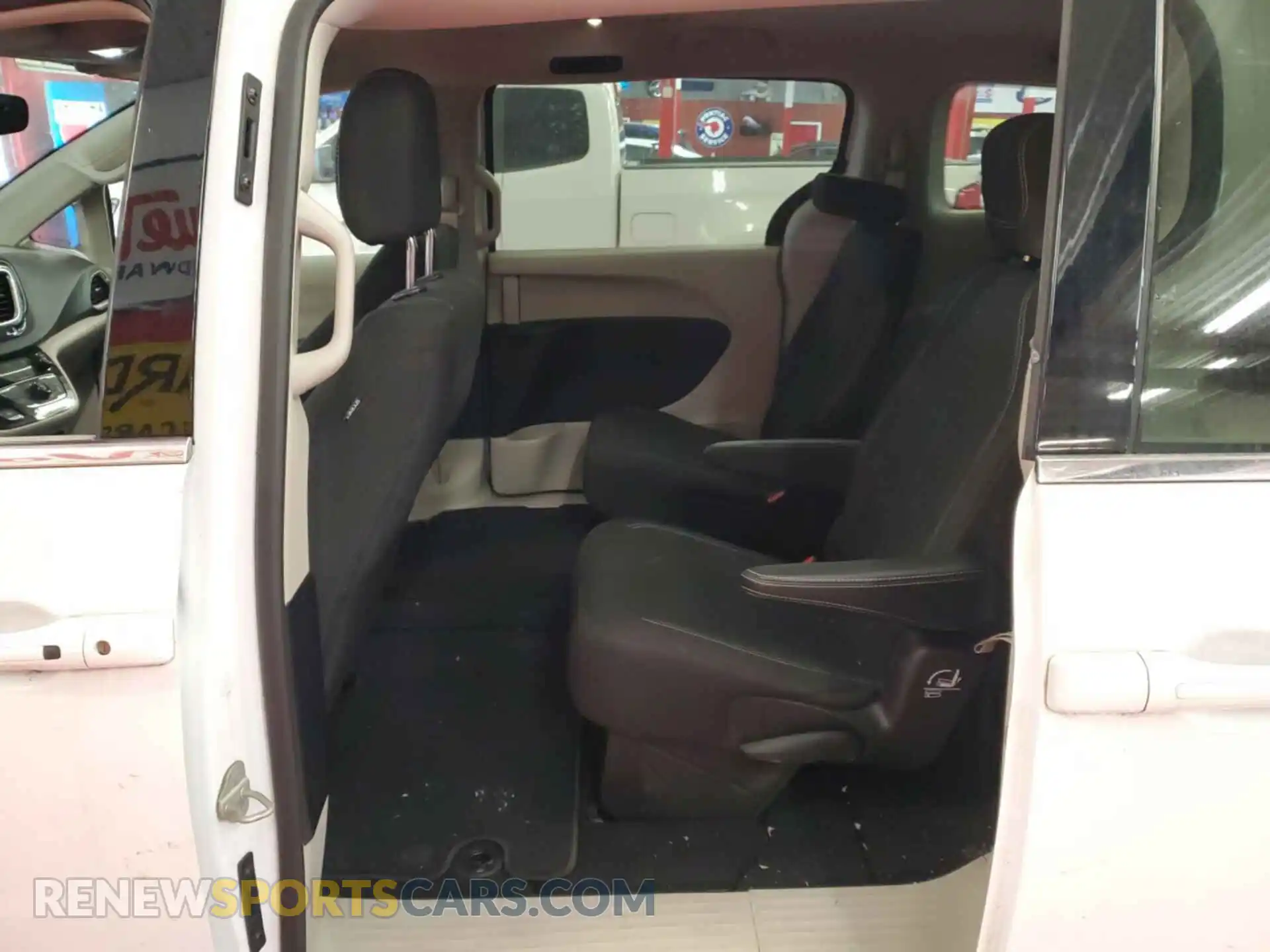 1 Photograph of a damaged car 2C4RC1CG2MR555055 CHRYSLER VOYAGER 2021