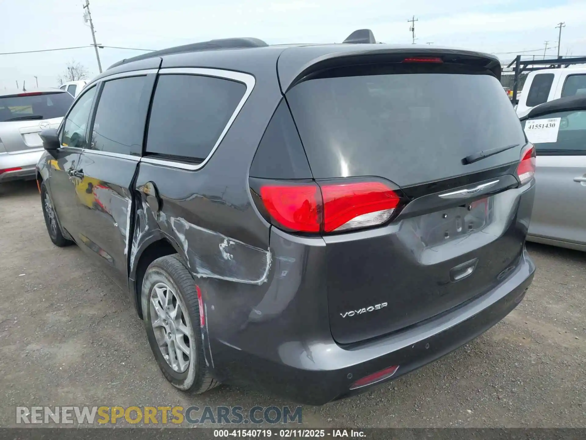 3 Photograph of a damaged car 2C4RC1DG8MR568388 CHRYSLER VOYAGER 2021