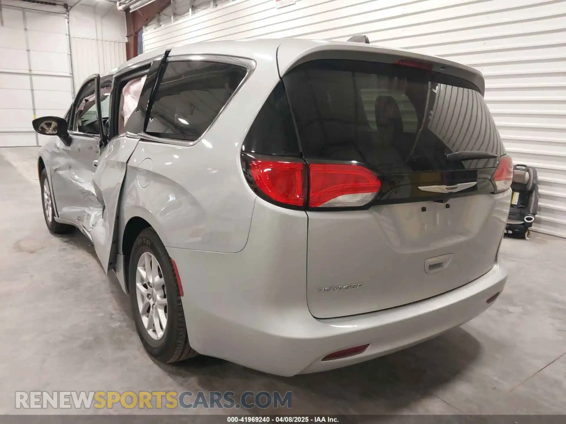 3 fotografías del automóvil dañado 2C4RC1CG4PR535720 CHRYSLER VOYAGER 2023
