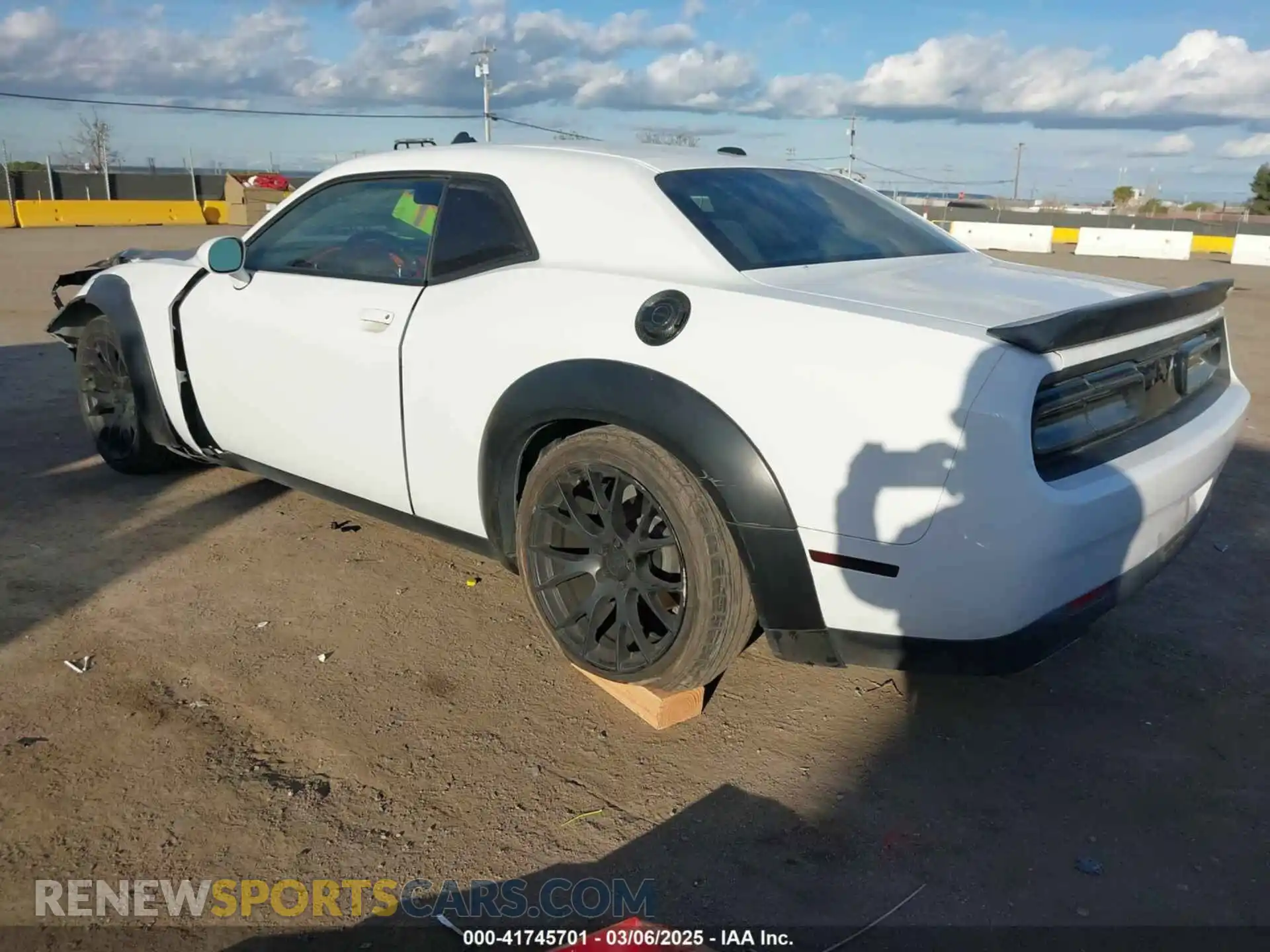 3 Photograph of a damaged car 2C3CDZBT0KH642203 DODGE CHALLENGER 2019