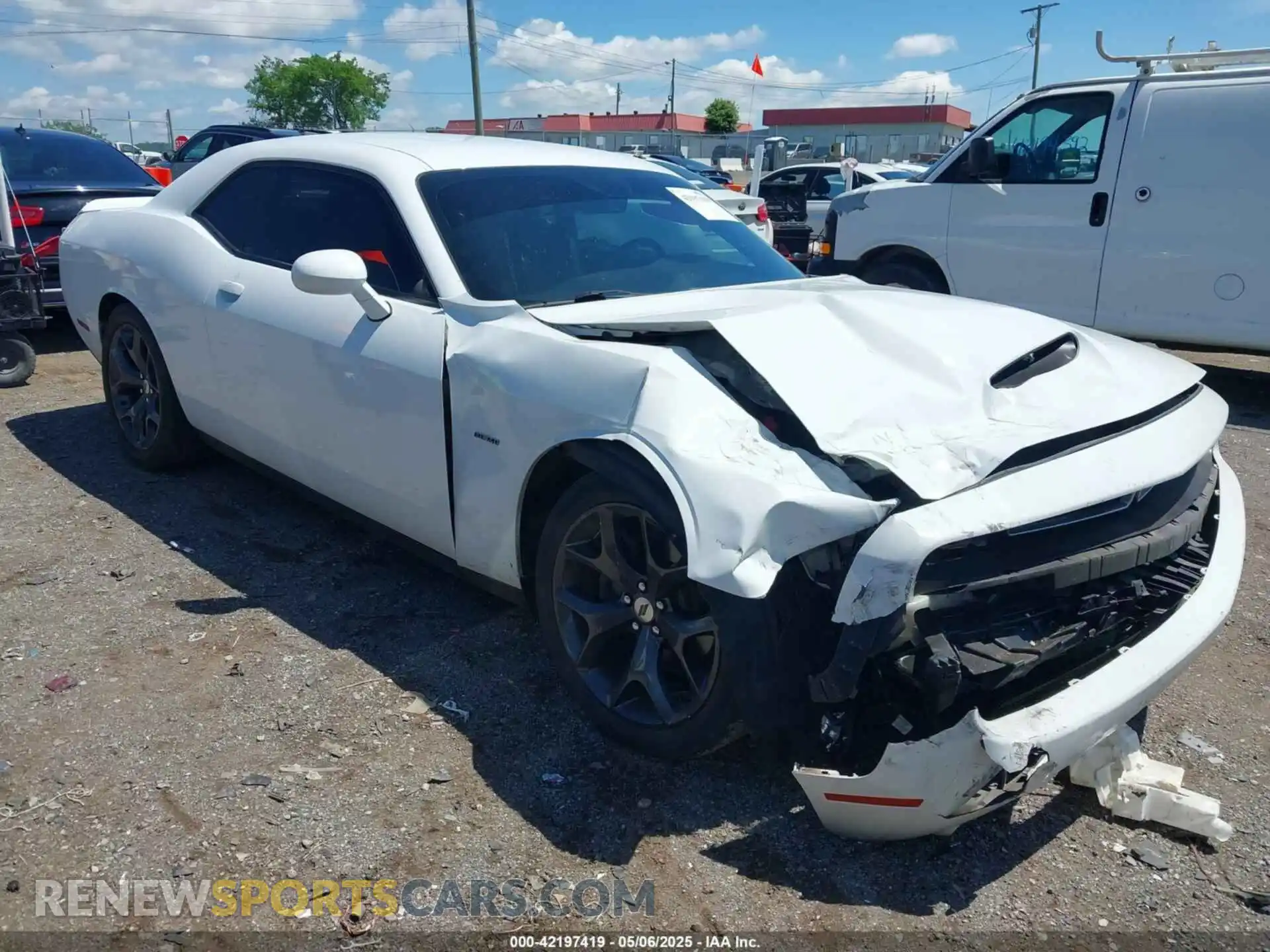 1 Photograph of a damaged car 2C3CDZBT1KH583498 DODGE CHALLENGER 2019