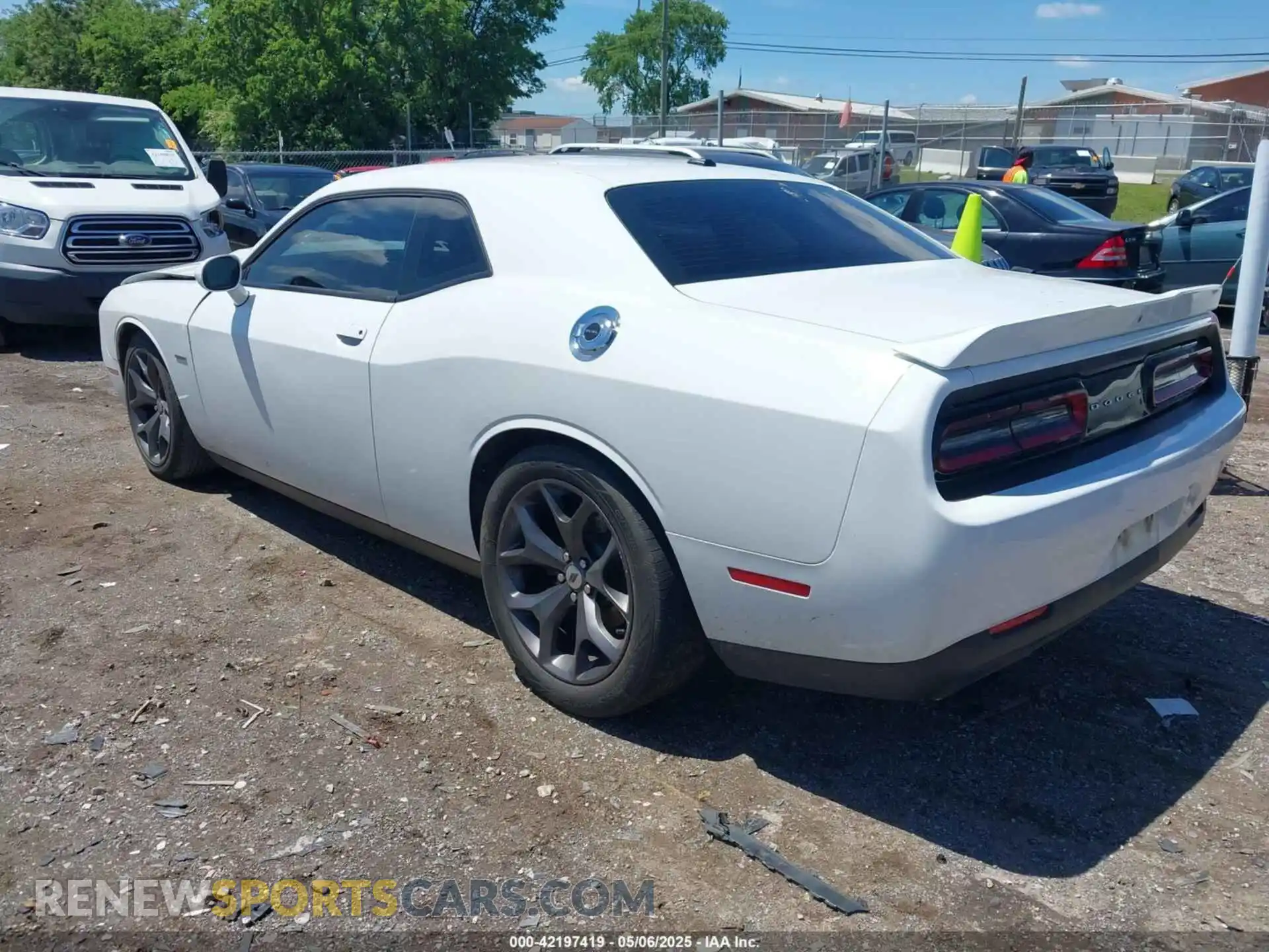 3 Photograph of a damaged car 2C3CDZBT1KH583498 DODGE CHALLENGER 2019