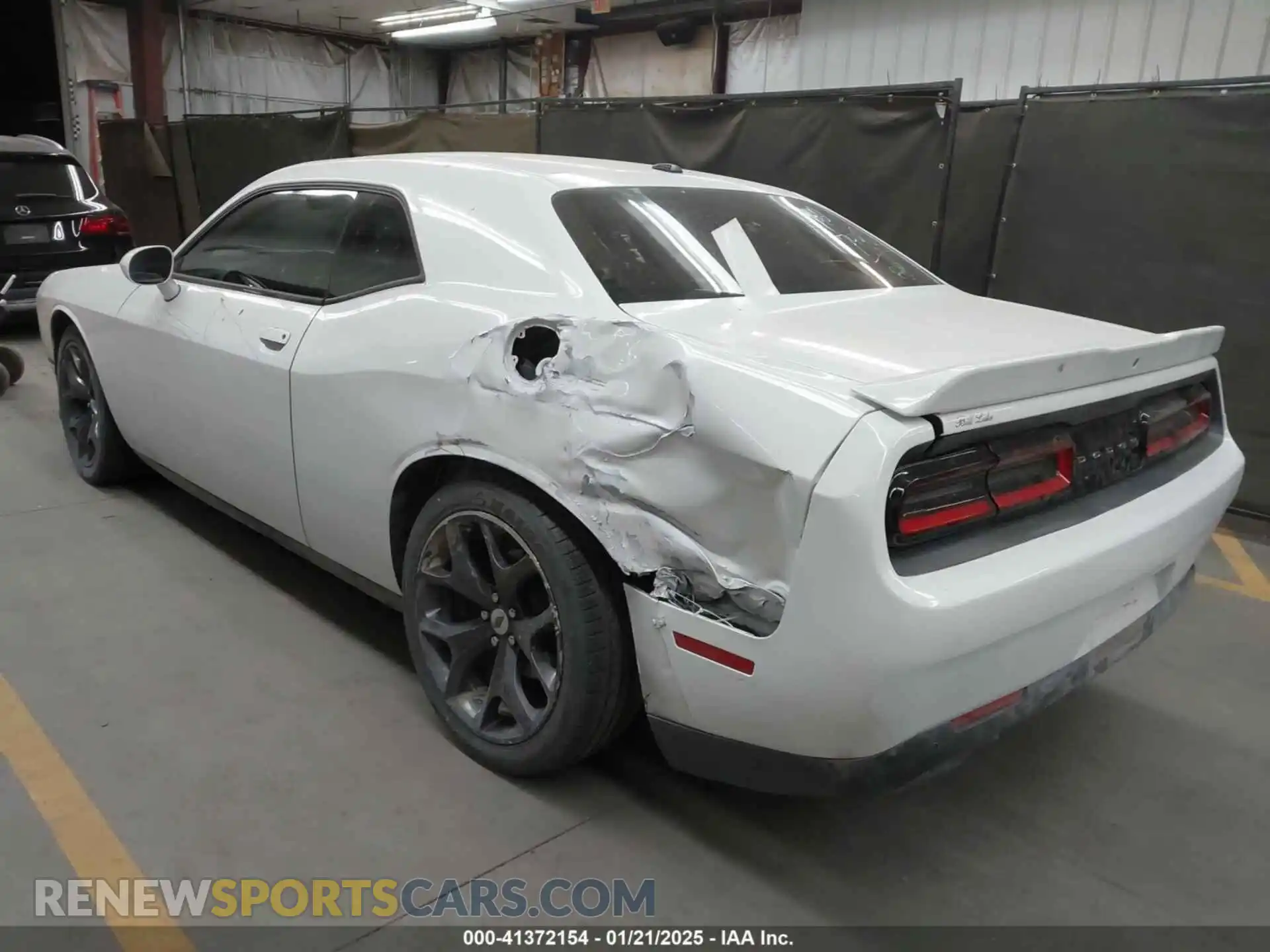 3 Photograph of a damaged car 2C3CDZBT5KH573606 DODGE CHALLENGER 2019