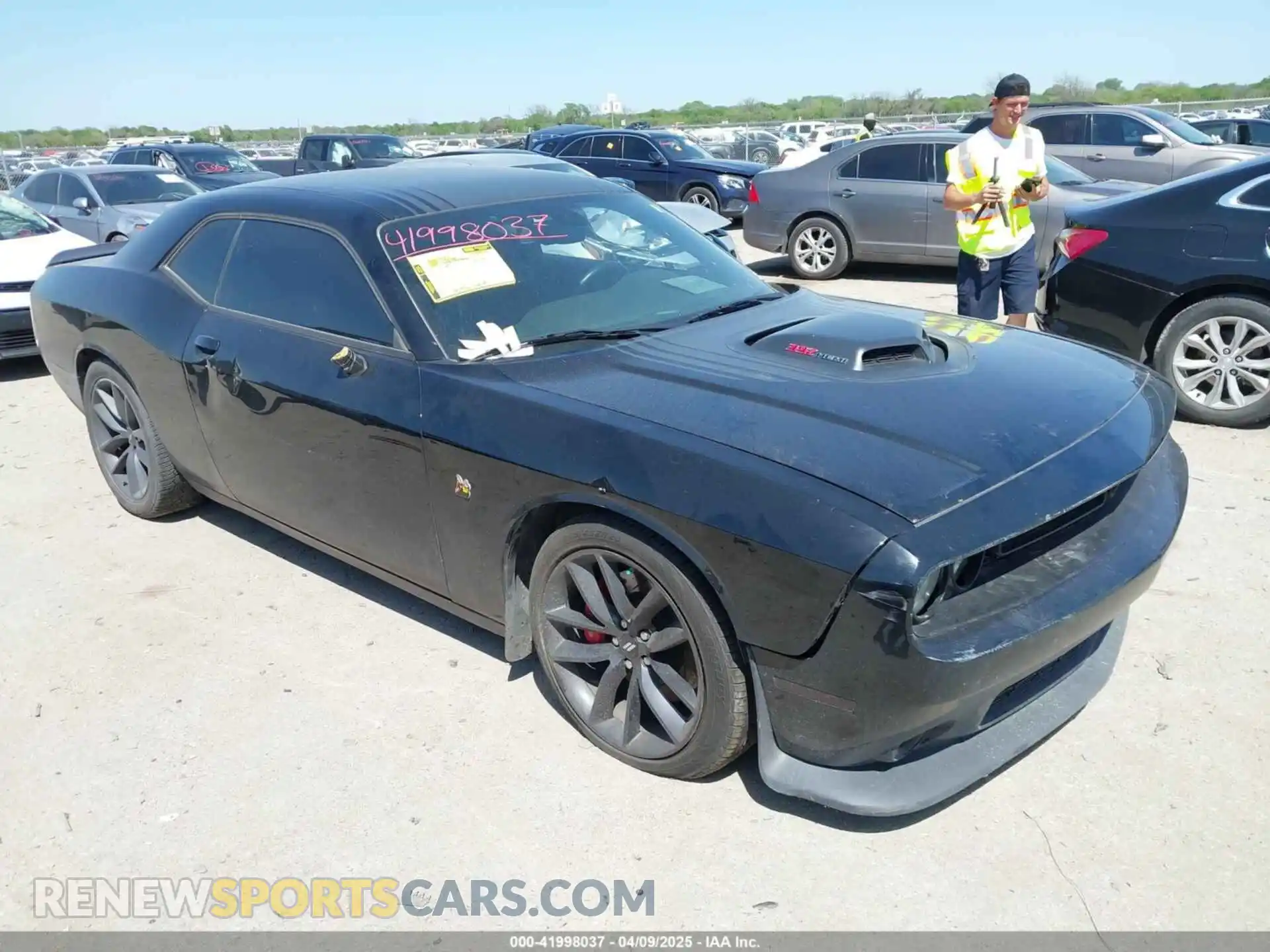 1 Photograph of a damaged car 2C3CDZFJ4KH687900 DODGE CHALLENGER 2019
