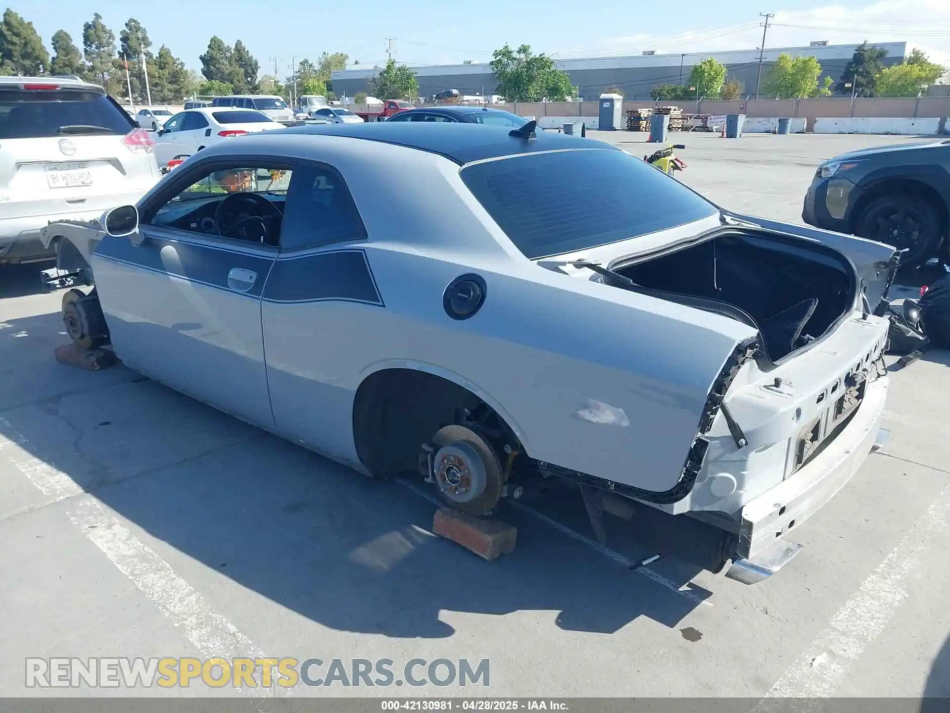 3 Photograph of a damaged car 2C3CDZBT2LH230933 DODGE CHALLENGER 2020