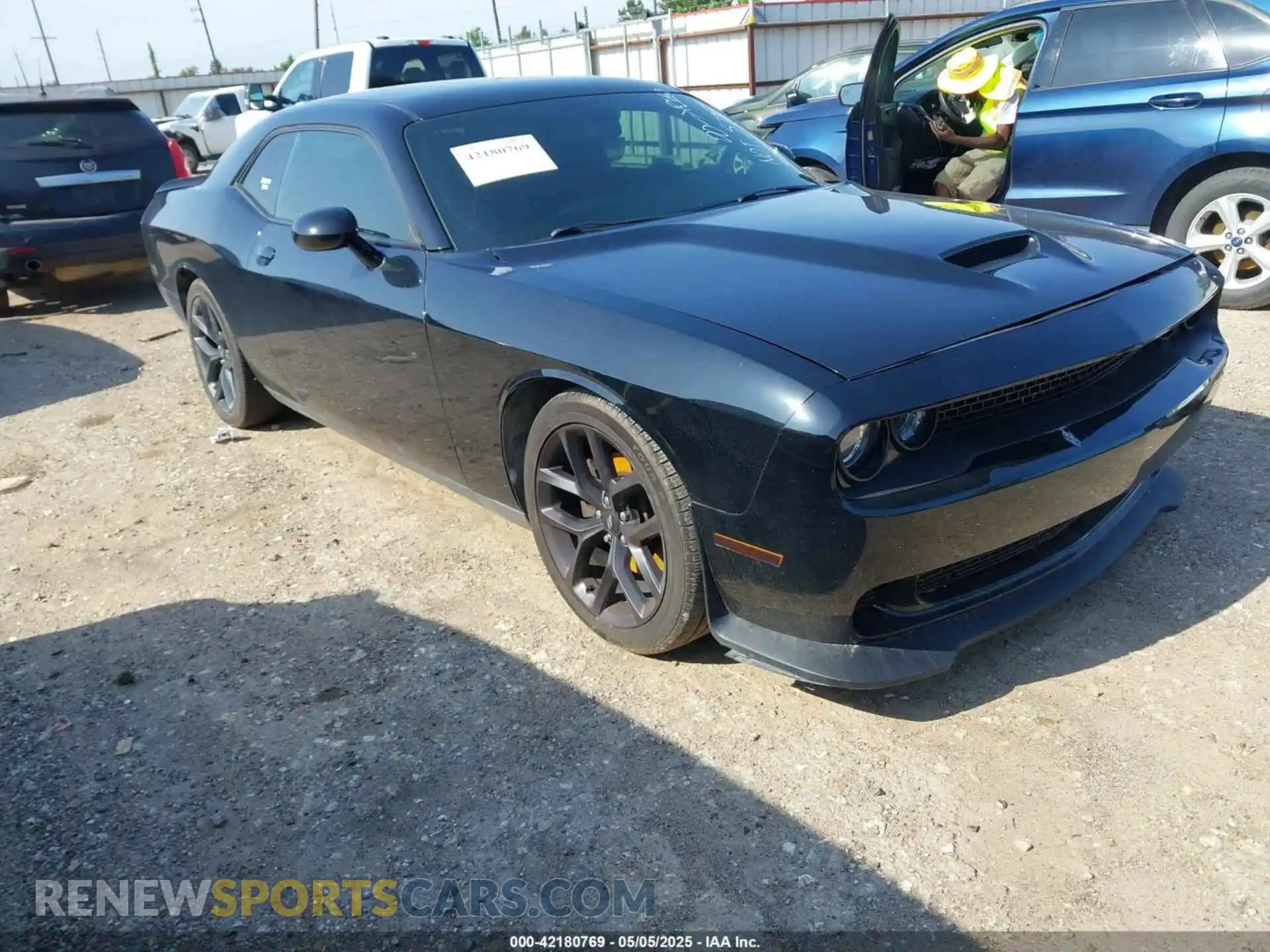 1 Photograph of a damaged car 2C3CDZBT6LH235939 DODGE CHALLENGER 2020