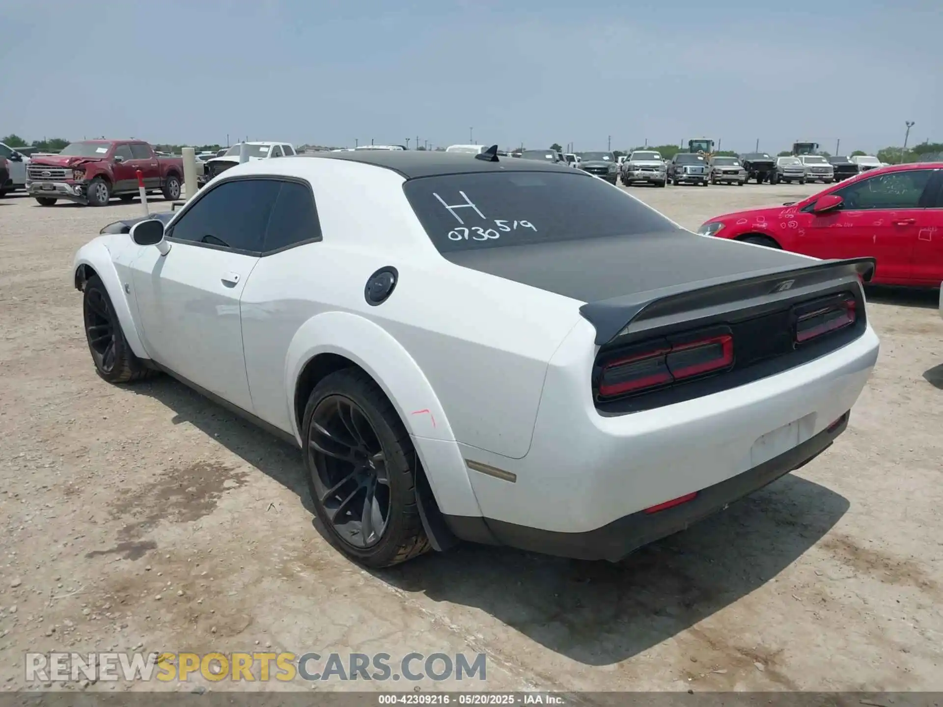 3 Фотография поврежденного автомобиля 2C3CDZFJ0LH203724 DODGE CHALLENGER 2020