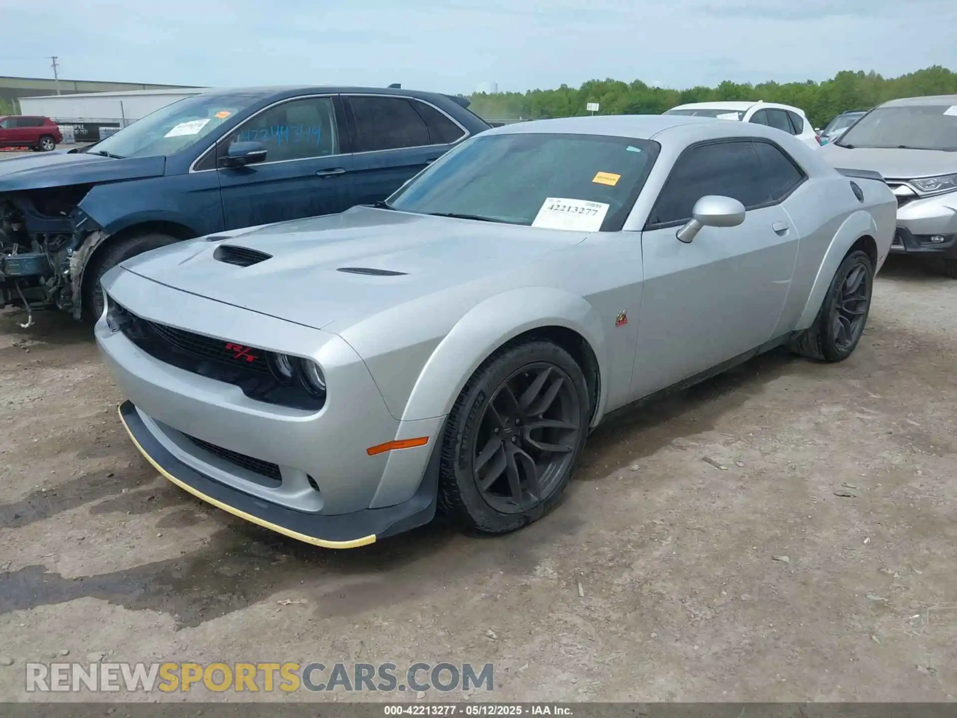 2 Photograph of a damaged car 2C3CDZFJ5NH113469 DODGE CHALLENGER 2022