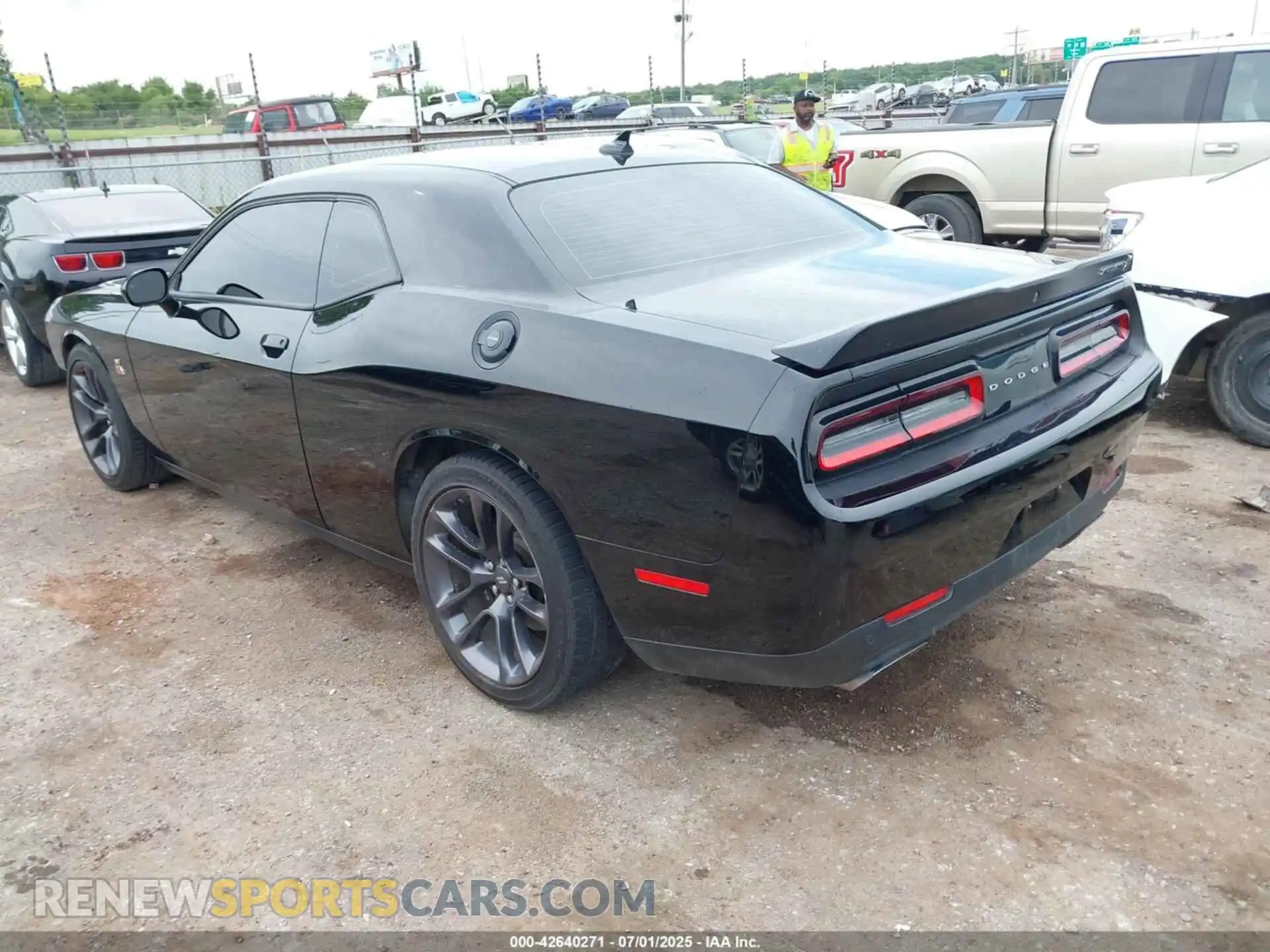3 Photograph of a damaged car 2C3CDZFJXPH610827 DODGE CHALLENGER 2023