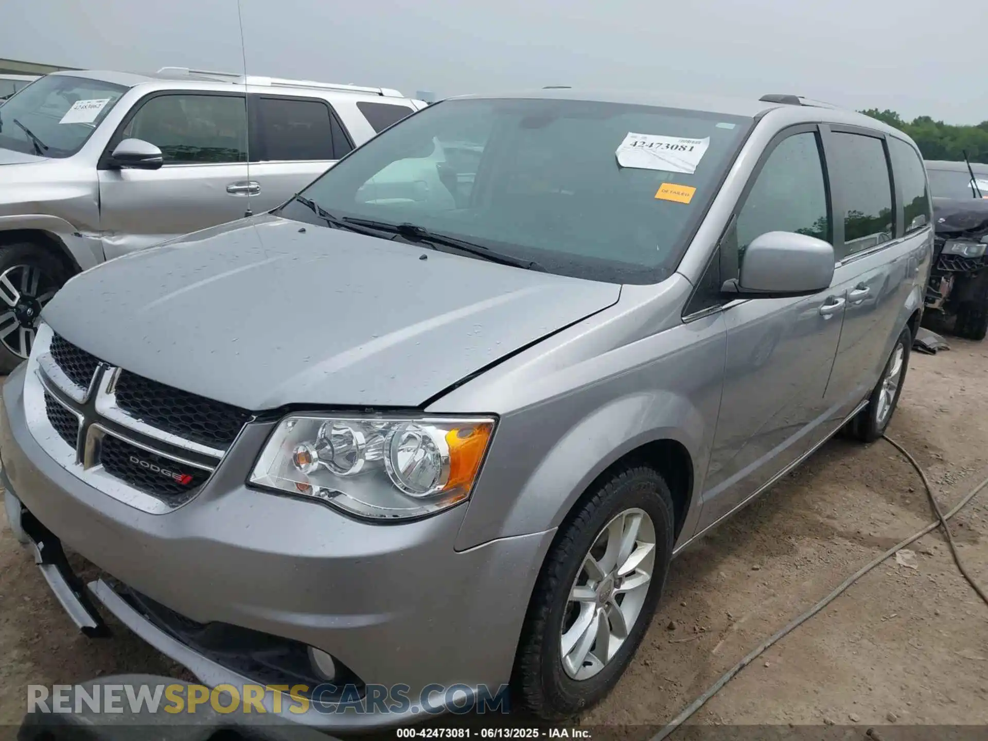 2 Photograph of a damaged car 2C4RDGCG3LR175155 DODGE GRAND CARAVAN 2020