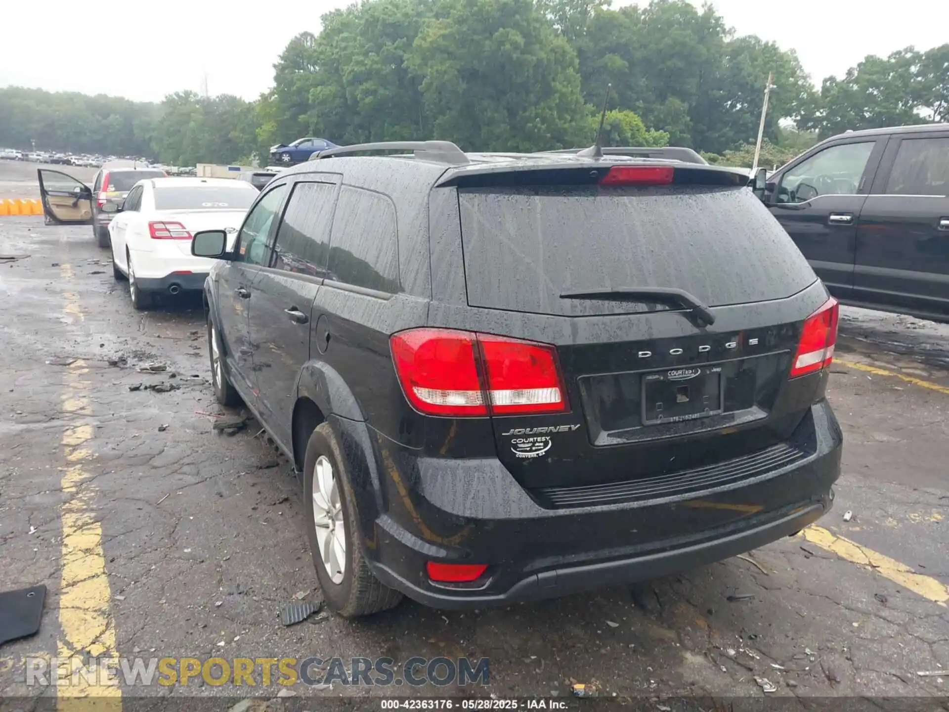 3 Photograph of a damaged car 3C4PDCBB1KT870039 DODGE JOURNEY 2019
