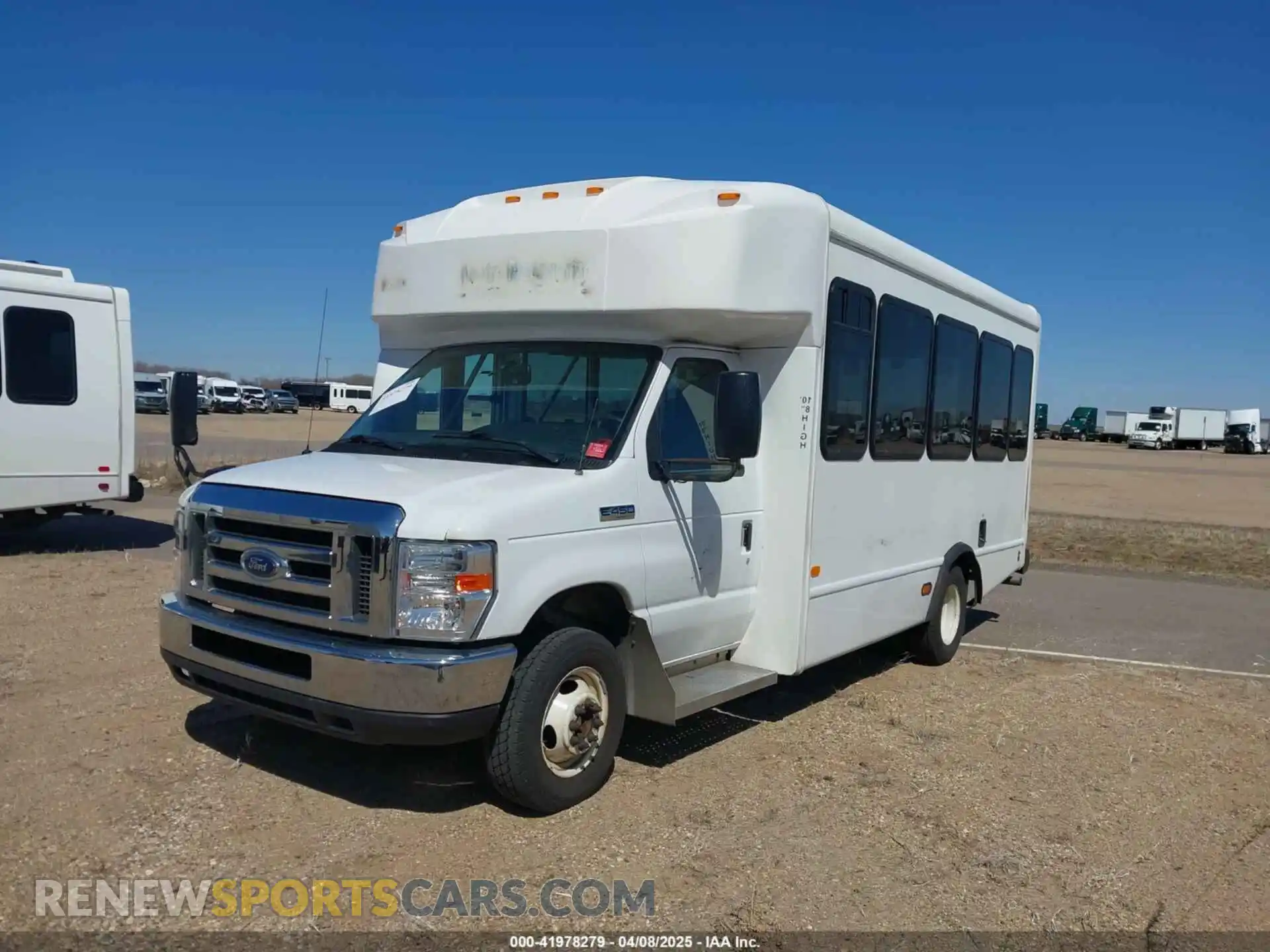 2 fotografías del automóvil dañado 1FDFE4FS1KDC32030 FORD E-450 CUTAWAY 2019