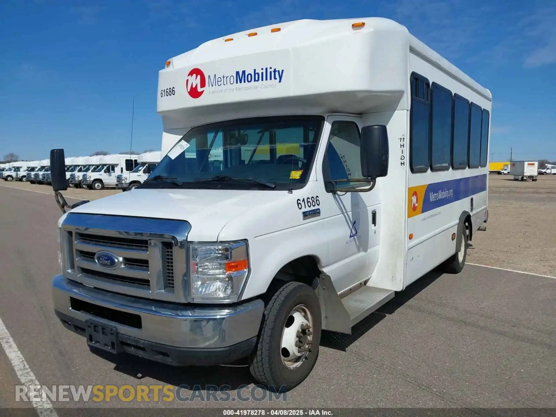 2 fotografías del automóvil dañado 1FDFE4FS2KDC32053 FORD E-450 CUTAWAY 2019