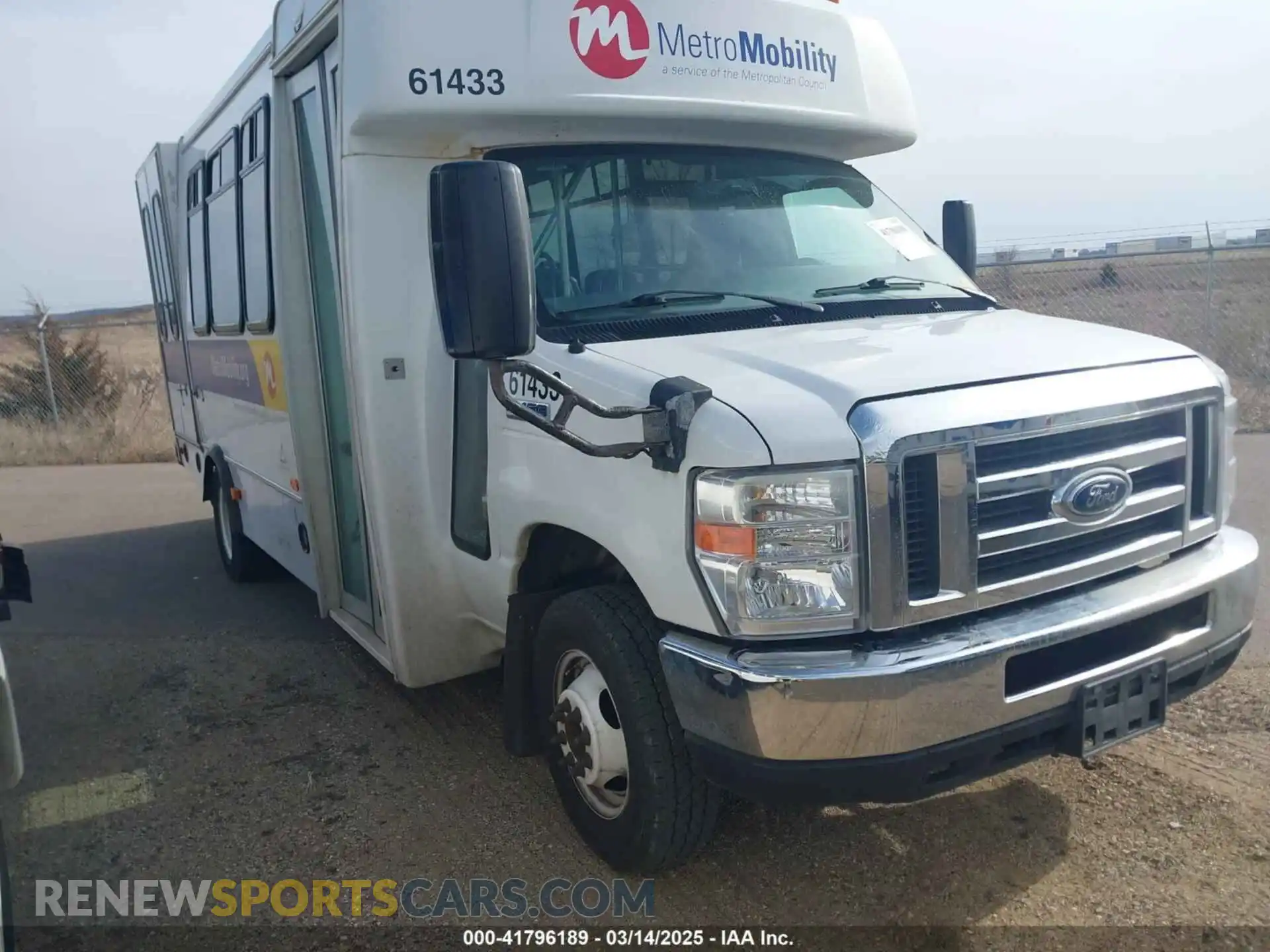 1 Photograph of a damaged car 1FDFE4FS4KDC31003 FORD E-450 CUTAWAY 2019