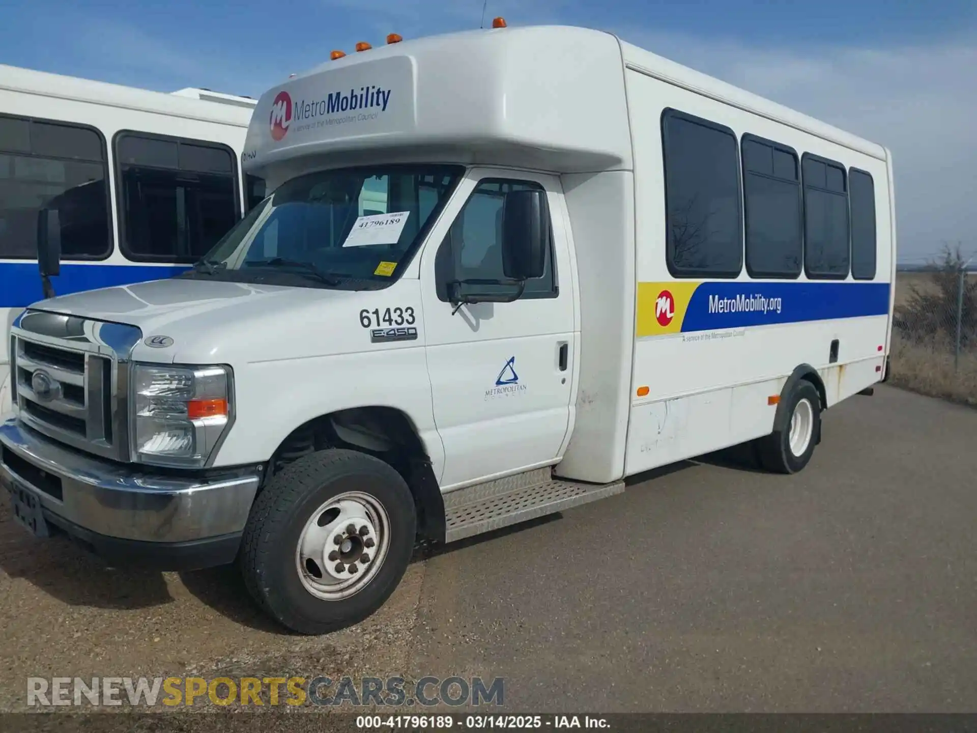2 Photograph of a damaged car 1FDFE4FS4KDC31003 FORD E-450 CUTAWAY 2019