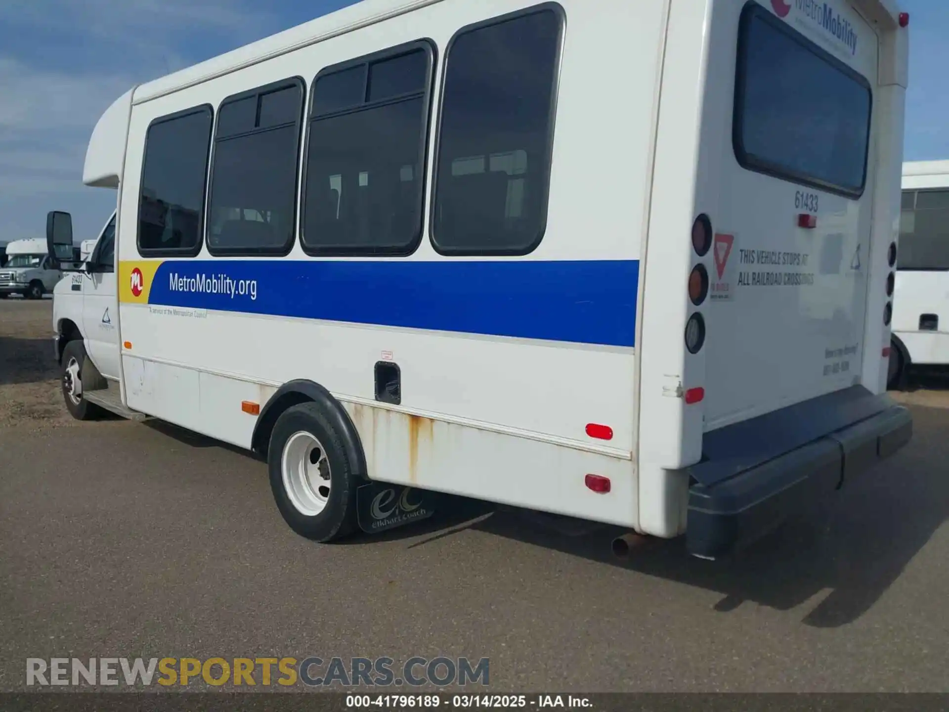 3 Photograph of a damaged car 1FDFE4FS4KDC31003 FORD E-450 CUTAWAY 2019