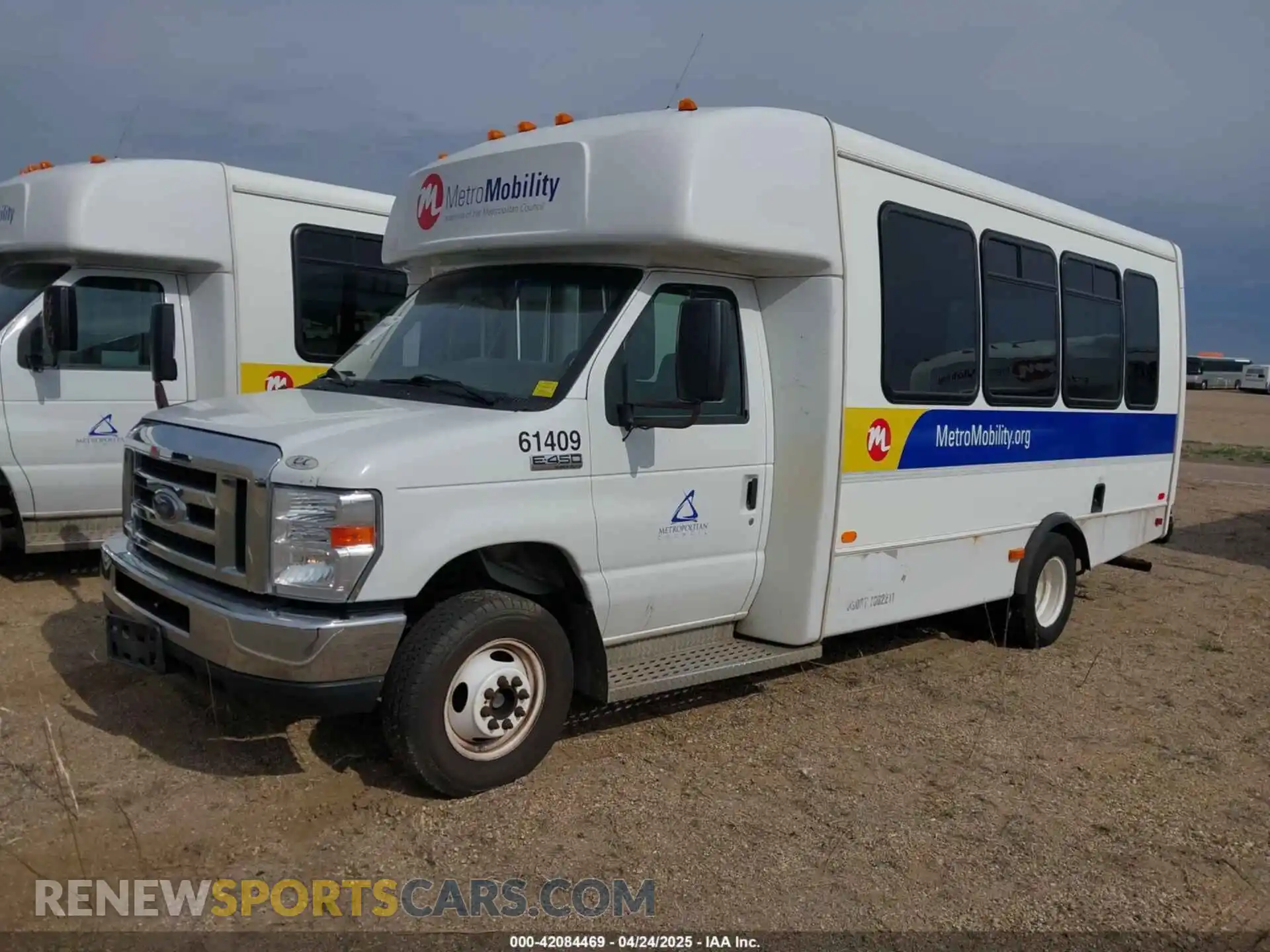 2 Photograph of a damaged car 1FDFE4FS5KDC31009 FORD E-450 CUTAWAY 2019
