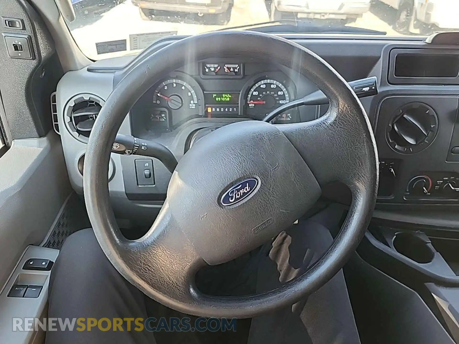 2 fotografías del automóvil dañado 1FDXE4FS0KDC57733 FORD E-450 CUTAWAY 2019